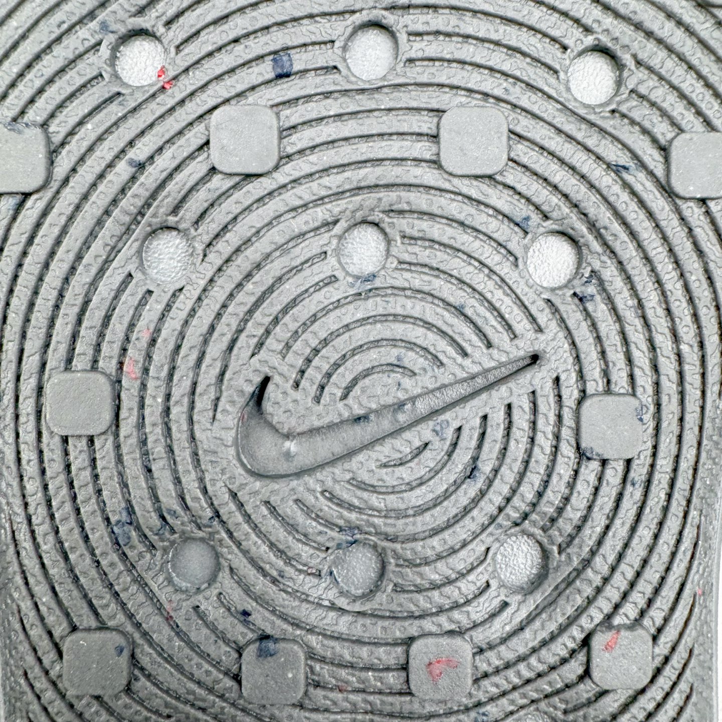 图片[16]-＃DC纯原 NK ReactX Rejuven8 简约舒适百搭洞洞鞋 HV5060-002 重金购入原鞋及原档案磨具生产指令开发 唯一正确组合大底 组合侧面Logo 鞋头不过分上翘 后跟Logo 凹凸明显 轮廓分明 LOGO内侧钢印清晰工整 原厂磨具全鞋无多余毛边 同源公司EVA粒子环保塑料 原厂指令配方 无任何异味 弹性卡色均保持原鞋一致 匠心打造 鞋口弧度大小 鞋面色泽质感同步原鞋 LOGO内侧钢印清晰工整 从名字就能看出，这款鞋搭载了React X缓震科技，保证了舒适的脚感和轻盈的穿着体验。设计上，这双鞋采用了近几年非常流行的洞洞鞋风格，但特别之处在于加入了波浪纹路细节，让整个鞋型看起来更有立体感，视觉上也增添了几分现代感。尺码：36 36.5 37.5 38 38.5 39 40 40.5 41 42 42.5 43 44 44.5 45 46-选品中心