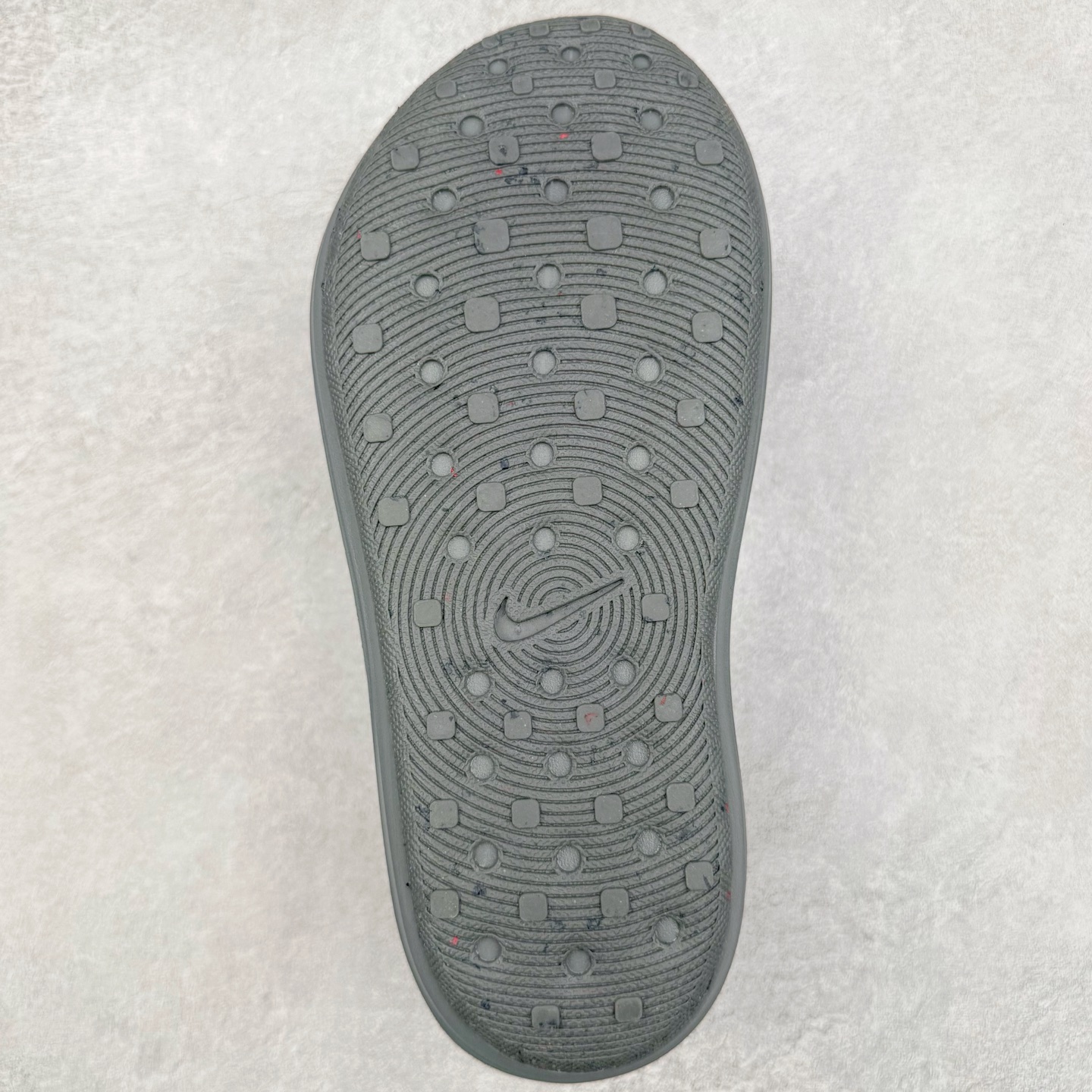 图片[9]-＃DC纯原 NK ReactX Rejuven8 简约舒适百搭洞洞鞋 HV5060-002 重金购入原鞋及原档案磨具生产指令开发 唯一正确组合大底 组合侧面Logo 鞋头不过分上翘 后跟Logo 凹凸明显 轮廓分明 LOGO内侧钢印清晰工整 原厂磨具全鞋无多余毛边 同源公司EVA粒子环保塑料 原厂指令配方 无任何异味 弹性卡色均保持原鞋一致 匠心打造 鞋口弧度大小 鞋面色泽质感同步原鞋 LOGO内侧钢印清晰工整 从名字就能看出，这款鞋搭载了React X缓震科技，保证了舒适的脚感和轻盈的穿着体验。设计上，这双鞋采用了近几年非常流行的洞洞鞋风格，但特别之处在于加入了波浪纹路细节，让整个鞋型看起来更有立体感，视觉上也增添了几分现代感。尺码：36 36.5 37.5 38 38.5 39 40 40.5 41 42 42.5 43 44 44.5 45 46-选品中心