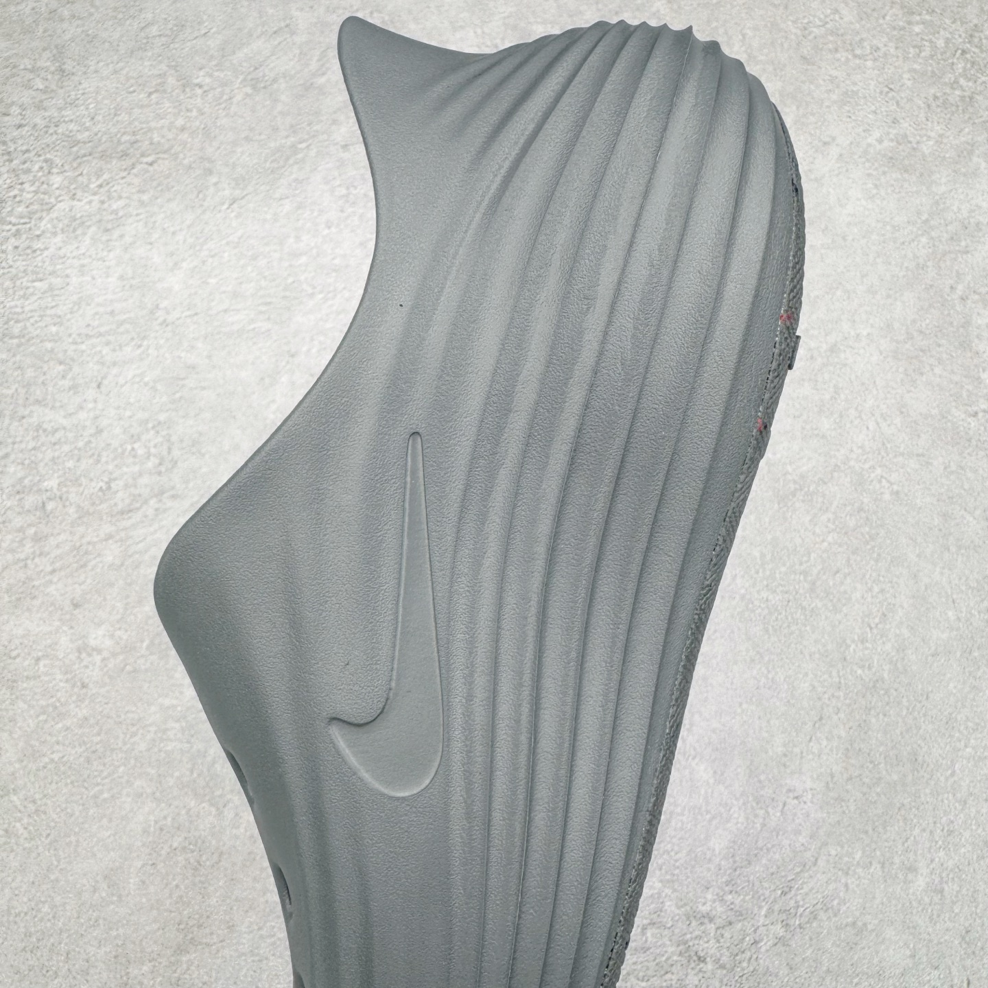 图片[7]-＃DC纯原 NK ReactX Rejuven8 简约舒适百搭洞洞鞋 HV5060-002 重金购入原鞋及原档案磨具生产指令开发 唯一正确组合大底 组合侧面Logo 鞋头不过分上翘 后跟Logo 凹凸明显 轮廓分明 LOGO内侧钢印清晰工整 原厂磨具全鞋无多余毛边 同源公司EVA粒子环保塑料 原厂指令配方 无任何异味 弹性卡色均保持原鞋一致 匠心打造 鞋口弧度大小 鞋面色泽质感同步原鞋 LOGO内侧钢印清晰工整 从名字就能看出，这款鞋搭载了React X缓震科技，保证了舒适的脚感和轻盈的穿着体验。设计上，这双鞋采用了近几年非常流行的洞洞鞋风格，但特别之处在于加入了波浪纹路细节，让整个鞋型看起来更有立体感，视觉上也增添了几分现代感。尺码：36 36.5 37.5 38 38.5 39 40 40.5 41 42 42.5 43 44 44.5 45 46-选品中心