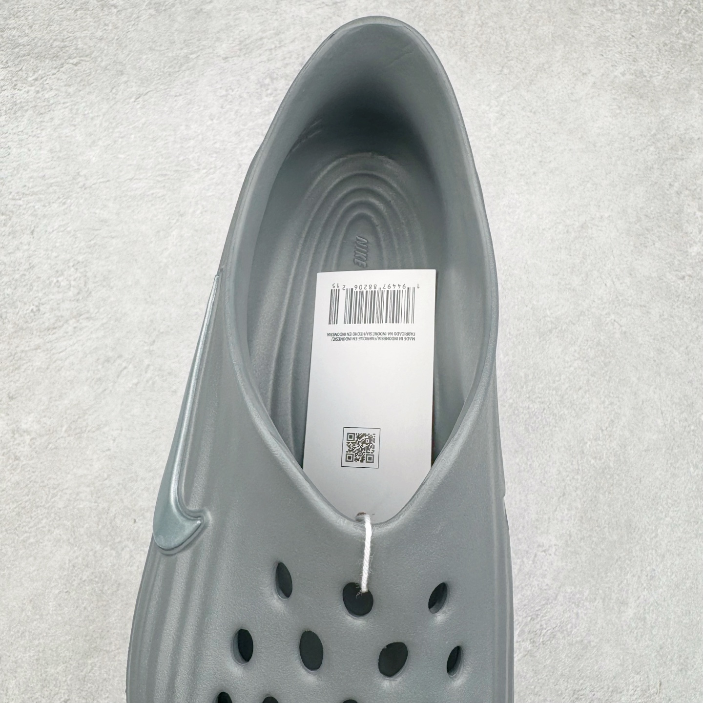 图片[5]-＃DC纯原 NK ReactX Rejuven8 简约舒适百搭洞洞鞋 HV5060-002 重金购入原鞋及原档案磨具生产指令开发 唯一正确组合大底 组合侧面Logo 鞋头不过分上翘 后跟Logo 凹凸明显 轮廓分明 LOGO内侧钢印清晰工整 原厂磨具全鞋无多余毛边 同源公司EVA粒子环保塑料 原厂指令配方 无任何异味 弹性卡色均保持原鞋一致 匠心打造 鞋口弧度大小 鞋面色泽质感同步原鞋 LOGO内侧钢印清晰工整 从名字就能看出，这款鞋搭载了React X缓震科技，保证了舒适的脚感和轻盈的穿着体验。设计上，这双鞋采用了近几年非常流行的洞洞鞋风格，但特别之处在于加入了波浪纹路细节，让整个鞋型看起来更有立体感，视觉上也增添了几分现代感。尺码：36 36.5 37.5 38 38.5 39 40 40.5 41 42 42.5 43 44 44.5 45 46-选品中心