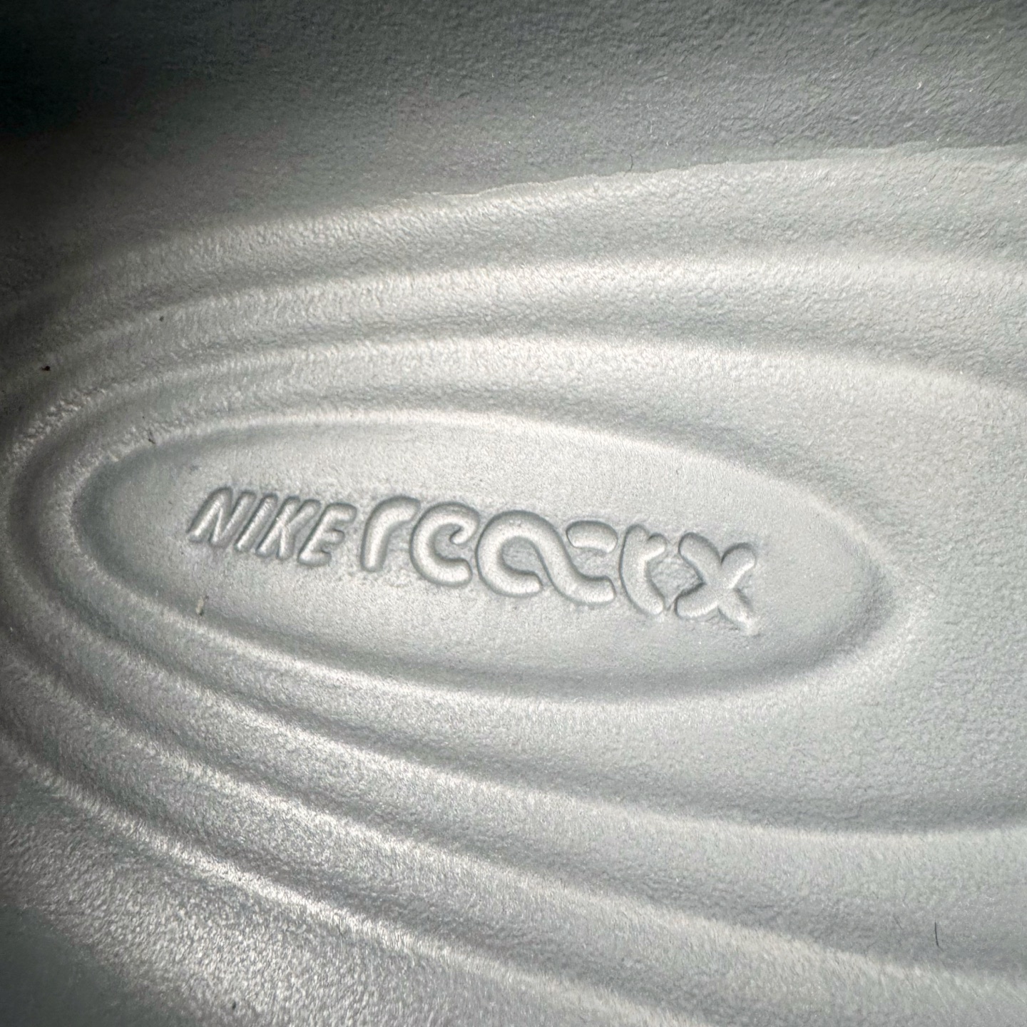 图片[12]-＃DC纯原 NK ReactX Rejuven8 简约舒适百搭洞洞鞋 HV5060-002 重金购入原鞋及原档案磨具生产指令开发 唯一正确组合大底 组合侧面Logo 鞋头不过分上翘 后跟Logo 凹凸明显 轮廓分明 LOGO内侧钢印清晰工整 原厂磨具全鞋无多余毛边 同源公司EVA粒子环保塑料 原厂指令配方 无任何异味 弹性卡色均保持原鞋一致 匠心打造 鞋口弧度大小 鞋面色泽质感同步原鞋 LOGO内侧钢印清晰工整 从名字就能看出，这款鞋搭载了React X缓震科技，保证了舒适的脚感和轻盈的穿着体验。设计上，这双鞋采用了近几年非常流行的洞洞鞋风格，但特别之处在于加入了波浪纹路细节，让整个鞋型看起来更有立体感，视觉上也增添了几分现代感。尺码：36 36.5 37.5 38 38.5 39 40 40.5 41 42 42.5 43 44 44.5 45 46-选品中心