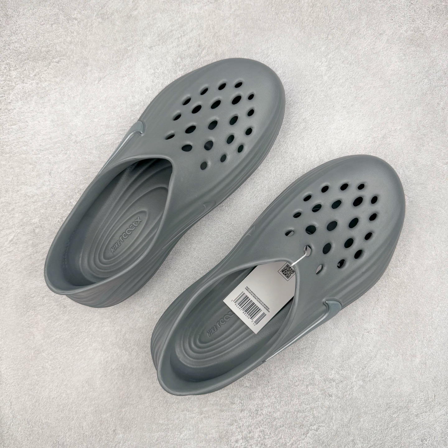 图片[3]-＃DC纯原 NK ReactX Rejuven8 简约舒适百搭洞洞鞋 HV5060-002 重金购入原鞋及原档案磨具生产指令开发 唯一正确组合大底 组合侧面Logo 鞋头不过分上翘 后跟Logo 凹凸明显 轮廓分明 LOGO内侧钢印清晰工整 原厂磨具全鞋无多余毛边 同源公司EVA粒子环保塑料 原厂指令配方 无任何异味 弹性卡色均保持原鞋一致 匠心打造 鞋口弧度大小 鞋面色泽质感同步原鞋 LOGO内侧钢印清晰工整 从名字就能看出，这款鞋搭载了React X缓震科技，保证了舒适的脚感和轻盈的穿着体验。设计上，这双鞋采用了近几年非常流行的洞洞鞋风格，但特别之处在于加入了波浪纹路细节，让整个鞋型看起来更有立体感，视觉上也增添了几分现代感。尺码：36 36.5 37.5 38 38.5 39 40 40.5 41 42 42.5 43 44 44.5 45 46-选品中心