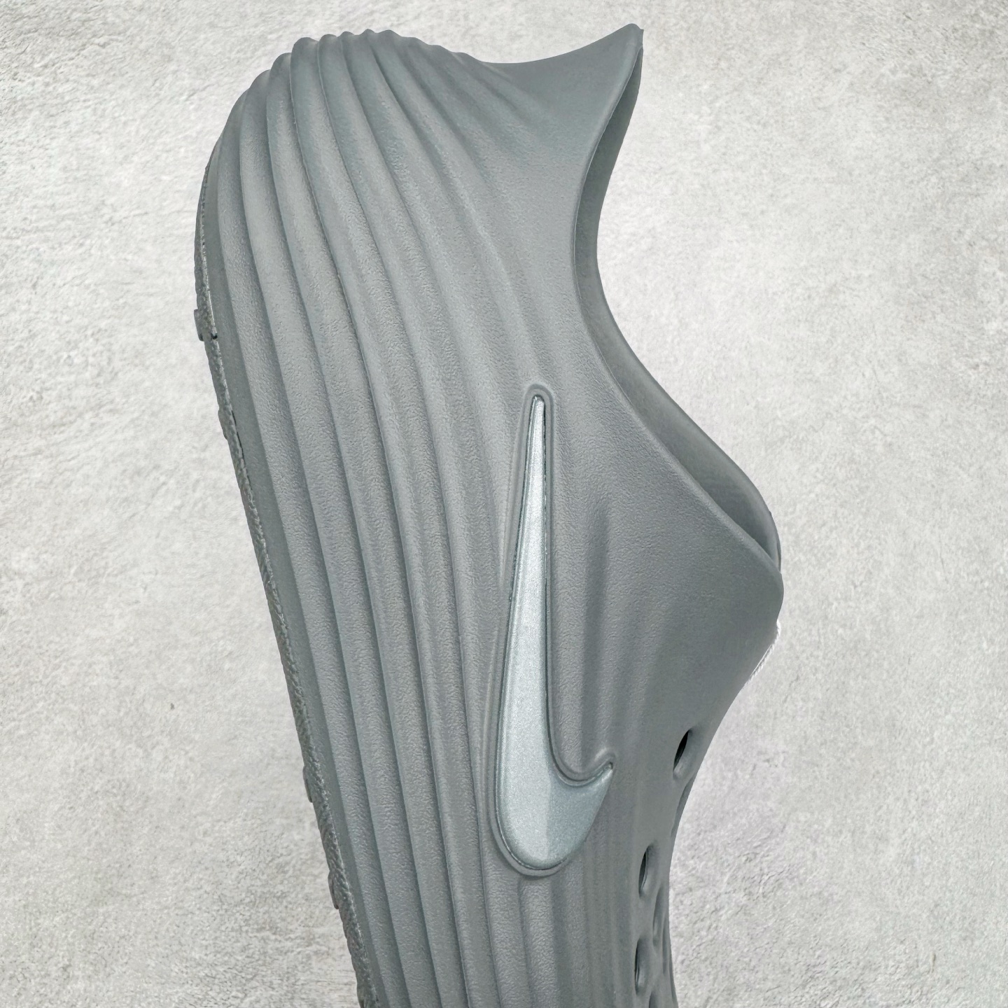 图片[6]-＃DC纯原 NK ReactX Rejuven8 简约舒适百搭洞洞鞋 HV5060-002 重金购入原鞋及原档案磨具生产指令开发 唯一正确组合大底 组合侧面Logo 鞋头不过分上翘 后跟Logo 凹凸明显 轮廓分明 LOGO内侧钢印清晰工整 原厂磨具全鞋无多余毛边 同源公司EVA粒子环保塑料 原厂指令配方 无任何异味 弹性卡色均保持原鞋一致 匠心打造 鞋口弧度大小 鞋面色泽质感同步原鞋 LOGO内侧钢印清晰工整 从名字就能看出，这款鞋搭载了React X缓震科技，保证了舒适的脚感和轻盈的穿着体验。设计上，这双鞋采用了近几年非常流行的洞洞鞋风格，但特别之处在于加入了波浪纹路细节，让整个鞋型看起来更有立体感，视觉上也增添了几分现代感。尺码：36 36.5 37.5 38 38.5 39 40 40.5 41 42 42.5 43 44 44.5 45 46-选品中心