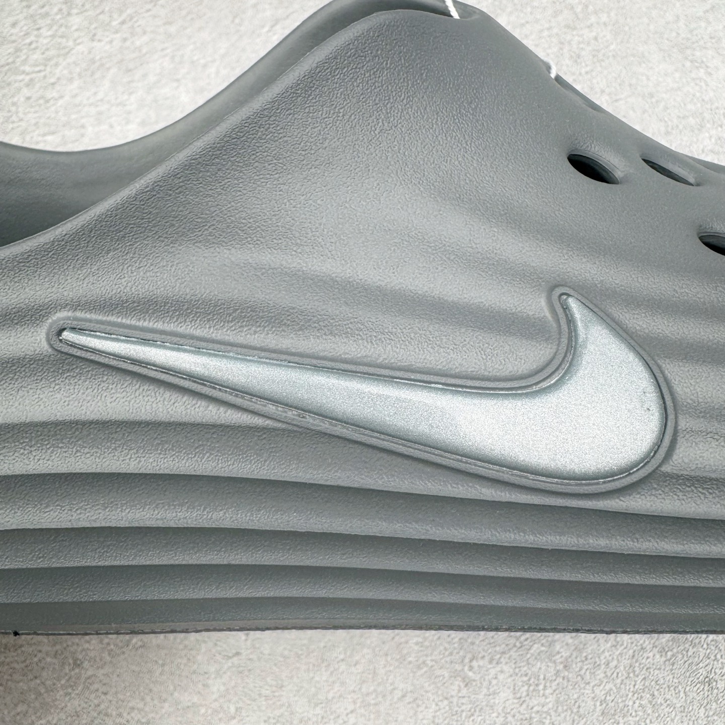 图片[15]-＃DC纯原 NK ReactX Rejuven8 简约舒适百搭洞洞鞋 HV5060-002 重金购入原鞋及原档案磨具生产指令开发 唯一正确组合大底 组合侧面Logo 鞋头不过分上翘 后跟Logo 凹凸明显 轮廓分明 LOGO内侧钢印清晰工整 原厂磨具全鞋无多余毛边 同源公司EVA粒子环保塑料 原厂指令配方 无任何异味 弹性卡色均保持原鞋一致 匠心打造 鞋口弧度大小 鞋面色泽质感同步原鞋 LOGO内侧钢印清晰工整 从名字就能看出，这款鞋搭载了React X缓震科技，保证了舒适的脚感和轻盈的穿着体验。设计上，这双鞋采用了近几年非常流行的洞洞鞋风格，但特别之处在于加入了波浪纹路细节，让整个鞋型看起来更有立体感，视觉上也增添了几分现代感。尺码：36 36.5 37.5 38 38.5 39 40 40.5 41 42 42.5 43 44 44.5 45 46-选品中心