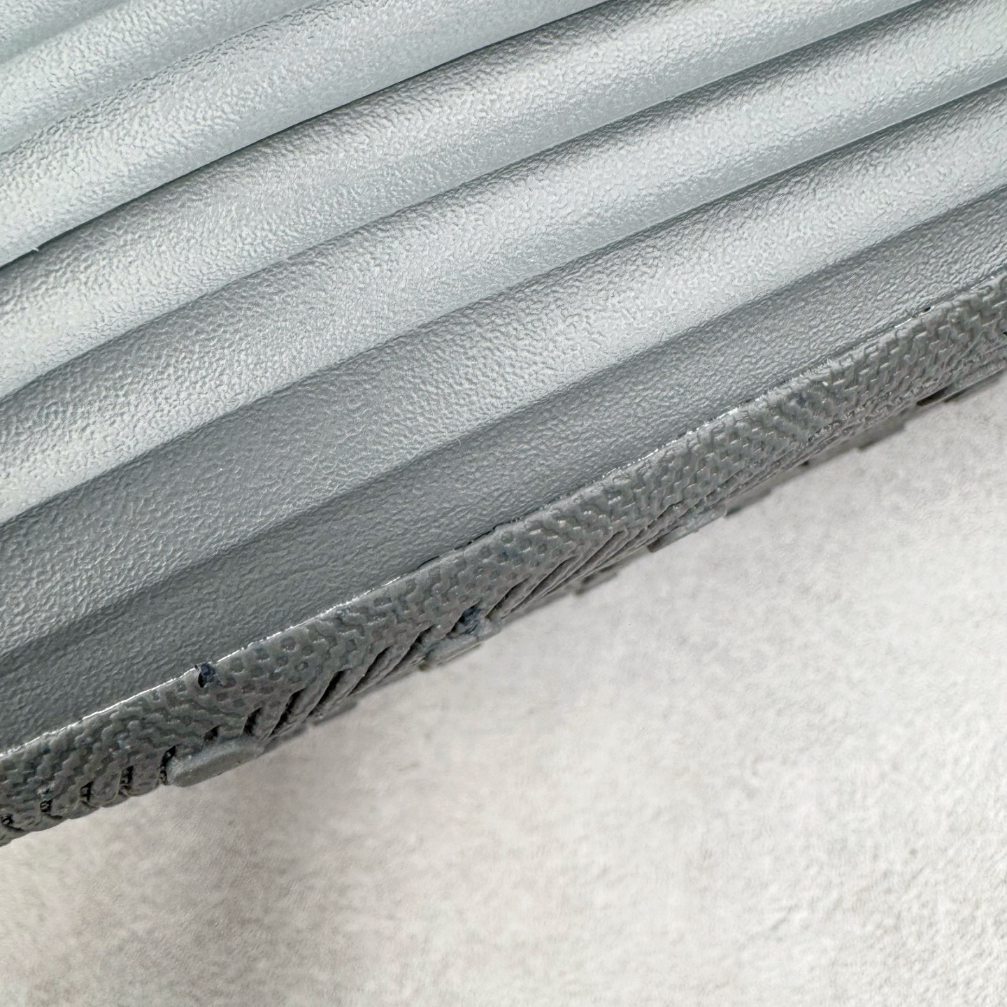 图片[14]-＃DC纯原 NK ReactX Rejuven8 简约舒适百搭洞洞鞋 HV5060-002 重金购入原鞋及原档案磨具生产指令开发 唯一正确组合大底 组合侧面Logo 鞋头不过分上翘 后跟Logo 凹凸明显 轮廓分明 LOGO内侧钢印清晰工整 原厂磨具全鞋无多余毛边 同源公司EVA粒子环保塑料 原厂指令配方 无任何异味 弹性卡色均保持原鞋一致 匠心打造 鞋口弧度大小 鞋面色泽质感同步原鞋 LOGO内侧钢印清晰工整 从名字就能看出，这款鞋搭载了React X缓震科技，保证了舒适的脚感和轻盈的穿着体验。设计上，这双鞋采用了近几年非常流行的洞洞鞋风格，但特别之处在于加入了波浪纹路细节，让整个鞋型看起来更有立体感，视觉上也增添了几分现代感。尺码：36 36.5 37.5 38 38.5 39 40 40.5 41 42 42.5 43 44 44.5 45 46-选品中心