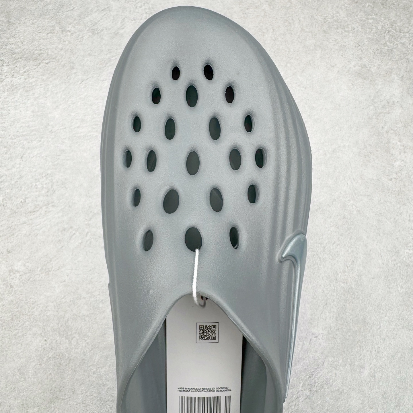 图片[4]-＃DC纯原 NK ReactX Rejuven8 简约舒适百搭洞洞鞋 HV5060-002 重金购入原鞋及原档案磨具生产指令开发 唯一正确组合大底 组合侧面Logo 鞋头不过分上翘 后跟Logo 凹凸明显 轮廓分明 LOGO内侧钢印清晰工整 原厂磨具全鞋无多余毛边 同源公司EVA粒子环保塑料 原厂指令配方 无任何异味 弹性卡色均保持原鞋一致 匠心打造 鞋口弧度大小 鞋面色泽质感同步原鞋 LOGO内侧钢印清晰工整 从名字就能看出，这款鞋搭载了React X缓震科技，保证了舒适的脚感和轻盈的穿着体验。设计上，这双鞋采用了近几年非常流行的洞洞鞋风格，但特别之处在于加入了波浪纹路细节，让整个鞋型看起来更有立体感，视觉上也增添了几分现代感。尺码：36 36.5 37.5 38 38.5 39 40 40.5 41 42 42.5 43 44 44.5 45 46-选品中心