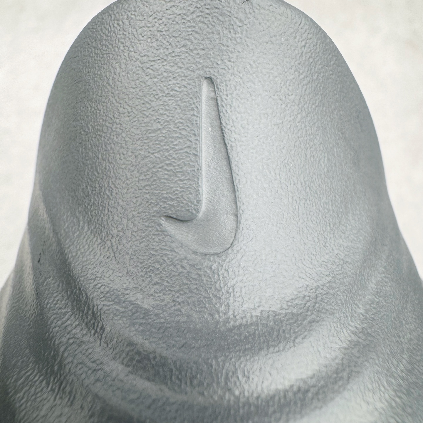 图片[17]-＃DC纯原 NK ReactX Rejuven8 简约舒适百搭洞洞鞋 HV5060-002 重金购入原鞋及原档案磨具生产指令开发 唯一正确组合大底 组合侧面Logo 鞋头不过分上翘 后跟Logo 凹凸明显 轮廓分明 LOGO内侧钢印清晰工整 原厂磨具全鞋无多余毛边 同源公司EVA粒子环保塑料 原厂指令配方 无任何异味 弹性卡色均保持原鞋一致 匠心打造 鞋口弧度大小 鞋面色泽质感同步原鞋 LOGO内侧钢印清晰工整 从名字就能看出，这款鞋搭载了React X缓震科技，保证了舒适的脚感和轻盈的穿着体验。设计上，这双鞋采用了近几年非常流行的洞洞鞋风格，但特别之处在于加入了波浪纹路细节，让整个鞋型看起来更有立体感，视觉上也增添了几分现代感。尺码：36 36.5 37.5 38 38.5 39 40 40.5 41 42 42.5 43 44 44.5 45 46-选品中心