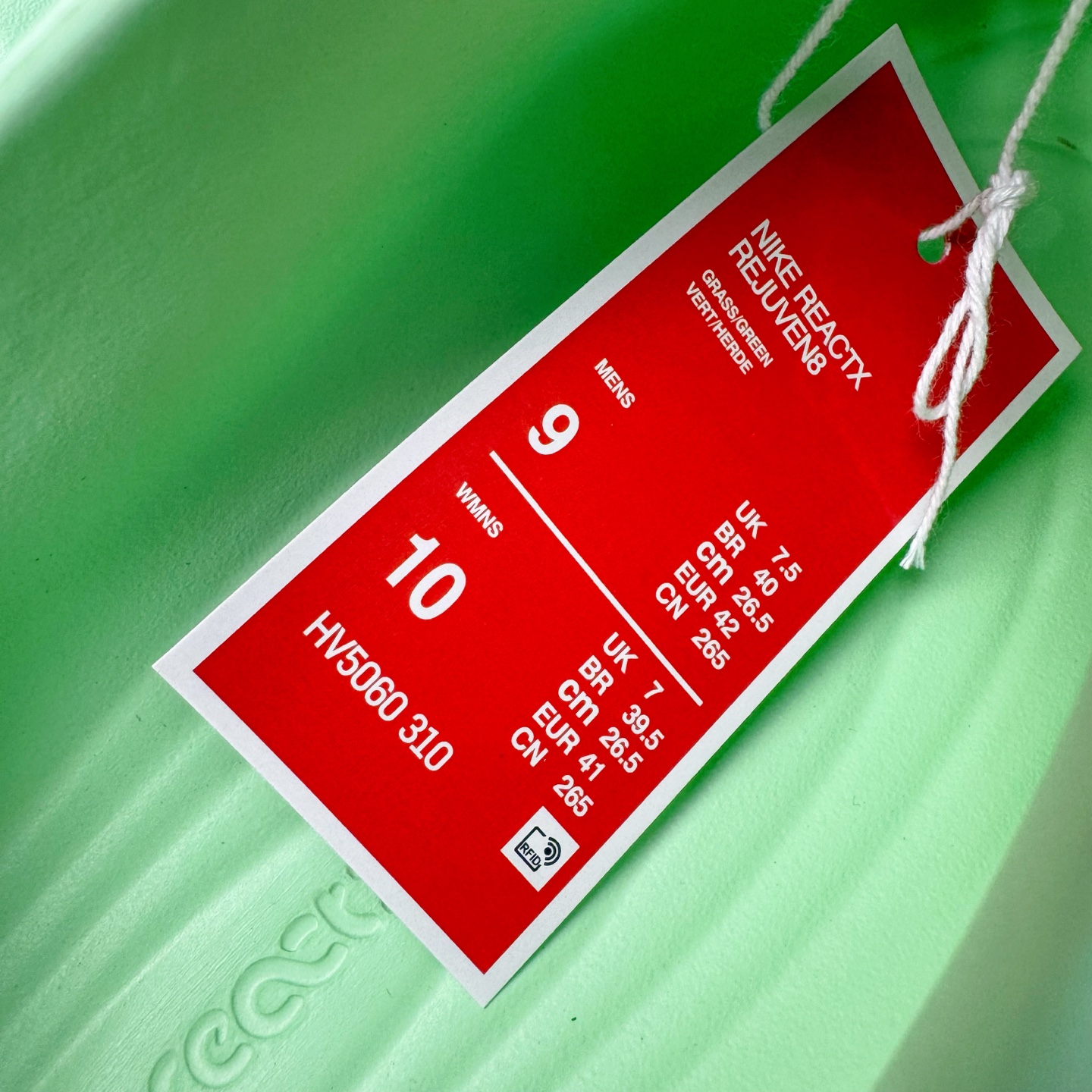 图片[16]-＃DC纯原 NK ReactX Rejuven8 简约舒适百搭洞洞鞋 HV5060-310 重金购入原鞋及原档案磨具生产指令开发 唯一正确组合大底 组合侧面Logo 鞋头不过分上翘 后跟Logo 凹凸明显 轮廓分明 LOGO内侧钢印清晰工整 原厂磨具全鞋无多余毛边 同源公司EVA粒子环保塑料 原厂指令配方 无任何异味 弹性卡色均保持原鞋一致 匠心打造 鞋口弧度大小 鞋面色泽质感同步原鞋 LOGO内侧钢印清晰工整 从名字就能看出，这款鞋搭载了React X缓震科技，保证了舒适的脚感和轻盈的穿着体验。设计上，这双鞋采用了近几年非常流行的洞洞鞋风格，但特别之处在于加入了波浪纹路细节，让整个鞋型看起来更有立体感，视觉上也增添了几分现代感。尺码：36 36.5 37.5 38 38.5 39 40 40.5 41 42 42.5 43 44 44.5 45 46-选品中心