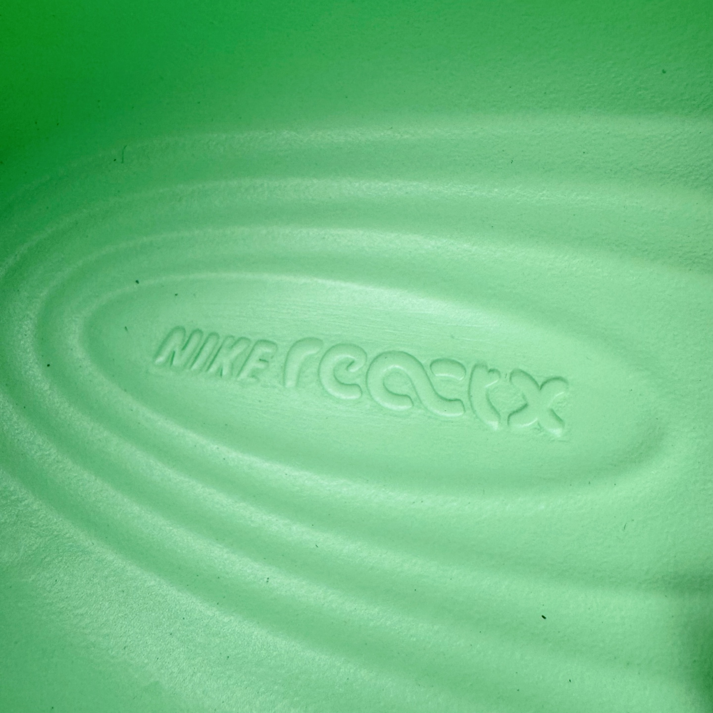 图片[15]-＃DC纯原 NK ReactX Rejuven8 简约舒适百搭洞洞鞋 HV5060-310 重金购入原鞋及原档案磨具生产指令开发 唯一正确组合大底 组合侧面Logo 鞋头不过分上翘 后跟Logo 凹凸明显 轮廓分明 LOGO内侧钢印清晰工整 原厂磨具全鞋无多余毛边 同源公司EVA粒子环保塑料 原厂指令配方 无任何异味 弹性卡色均保持原鞋一致 匠心打造 鞋口弧度大小 鞋面色泽质感同步原鞋 LOGO内侧钢印清晰工整 从名字就能看出，这款鞋搭载了React X缓震科技，保证了舒适的脚感和轻盈的穿着体验。设计上，这双鞋采用了近几年非常流行的洞洞鞋风格，但特别之处在于加入了波浪纹路细节，让整个鞋型看起来更有立体感，视觉上也增添了几分现代感。尺码：36 36.5 37.5 38 38.5 39 40 40.5 41 42 42.5 43 44 44.5 45 46-选品中心