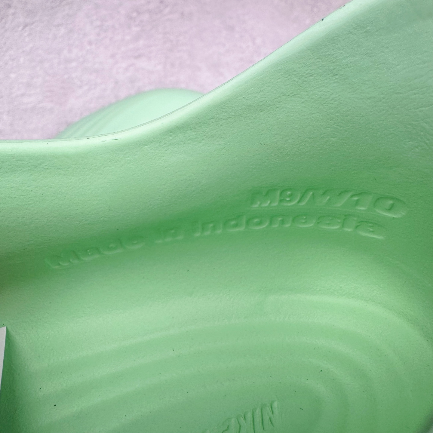 图片[14]-＃DC纯原 NK ReactX Rejuven8 简约舒适百搭洞洞鞋 HV5060-310 重金购入原鞋及原档案磨具生产指令开发 唯一正确组合大底 组合侧面Logo 鞋头不过分上翘 后跟Logo 凹凸明显 轮廓分明 LOGO内侧钢印清晰工整 原厂磨具全鞋无多余毛边 同源公司EVA粒子环保塑料 原厂指令配方 无任何异味 弹性卡色均保持原鞋一致 匠心打造 鞋口弧度大小 鞋面色泽质感同步原鞋 LOGO内侧钢印清晰工整 从名字就能看出，这款鞋搭载了React X缓震科技，保证了舒适的脚感和轻盈的穿着体验。设计上，这双鞋采用了近几年非常流行的洞洞鞋风格，但特别之处在于加入了波浪纹路细节，让整个鞋型看起来更有立体感，视觉上也增添了几分现代感。尺码：36 36.5 37.5 38 38.5 39 40 40.5 41 42 42.5 43 44 44.5 45 46-选品中心