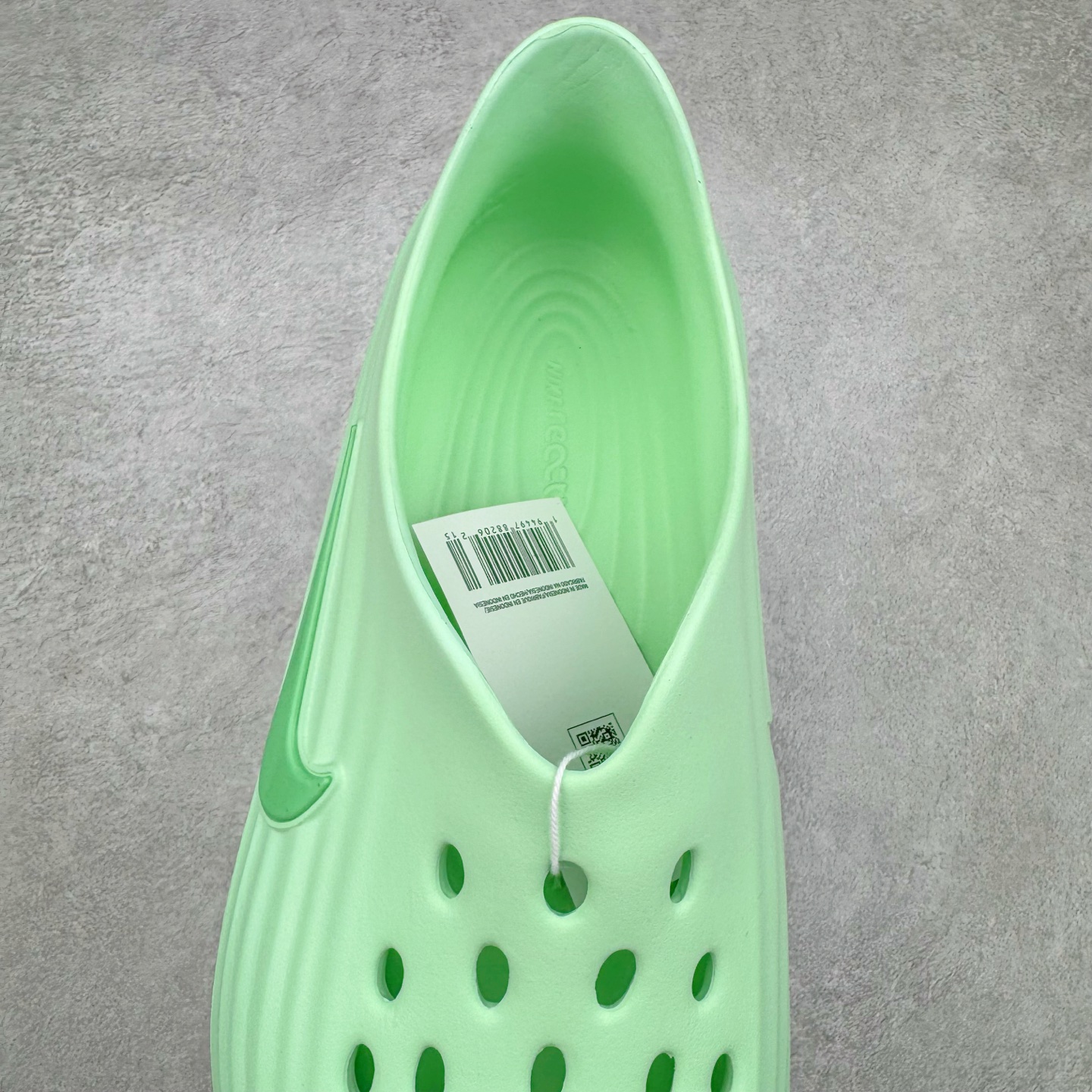 图片[5]-＃DC纯原 NK ReactX Rejuven8 简约舒适百搭洞洞鞋 HV5060-310 重金购入原鞋及原档案磨具生产指令开发 唯一正确组合大底 组合侧面Logo 鞋头不过分上翘 后跟Logo 凹凸明显 轮廓分明 LOGO内侧钢印清晰工整 原厂磨具全鞋无多余毛边 同源公司EVA粒子环保塑料 原厂指令配方 无任何异味 弹性卡色均保持原鞋一致 匠心打造 鞋口弧度大小 鞋面色泽质感同步原鞋 LOGO内侧钢印清晰工整 从名字就能看出，这款鞋搭载了React X缓震科技，保证了舒适的脚感和轻盈的穿着体验。设计上，这双鞋采用了近几年非常流行的洞洞鞋风格，但特别之处在于加入了波浪纹路细节，让整个鞋型看起来更有立体感，视觉上也增添了几分现代感。尺码：36 36.5 37.5 38 38.5 39 40 40.5 41 42 42.5 43 44 44.5 45 46-选品中心