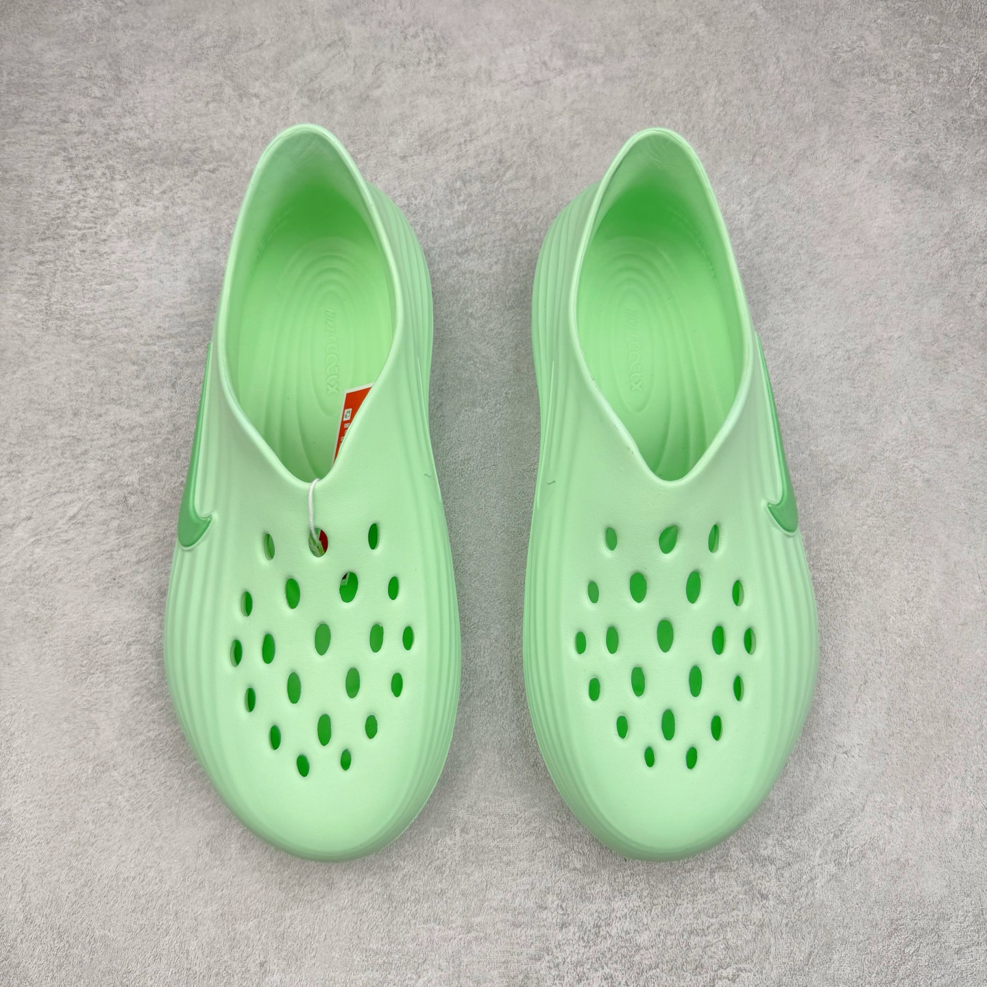 图片[2]-＃DC纯原 NK ReactX Rejuven8 简约舒适百搭洞洞鞋 HV5060-310 重金购入原鞋及原档案磨具生产指令开发 唯一正确组合大底 组合侧面Logo 鞋头不过分上翘 后跟Logo 凹凸明显 轮廓分明 LOGO内侧钢印清晰工整 原厂磨具全鞋无多余毛边 同源公司EVA粒子环保塑料 原厂指令配方 无任何异味 弹性卡色均保持原鞋一致 匠心打造 鞋口弧度大小 鞋面色泽质感同步原鞋 LOGO内侧钢印清晰工整 从名字就能看出，这款鞋搭载了React X缓震科技，保证了舒适的脚感和轻盈的穿着体验。设计上，这双鞋采用了近几年非常流行的洞洞鞋风格，但特别之处在于加入了波浪纹路细节，让整个鞋型看起来更有立体感，视觉上也增添了几分现代感。尺码：36 36.5 37.5 38 38.5 39 40 40.5 41 42 42.5 43 44 44.5 45 46-选品中心