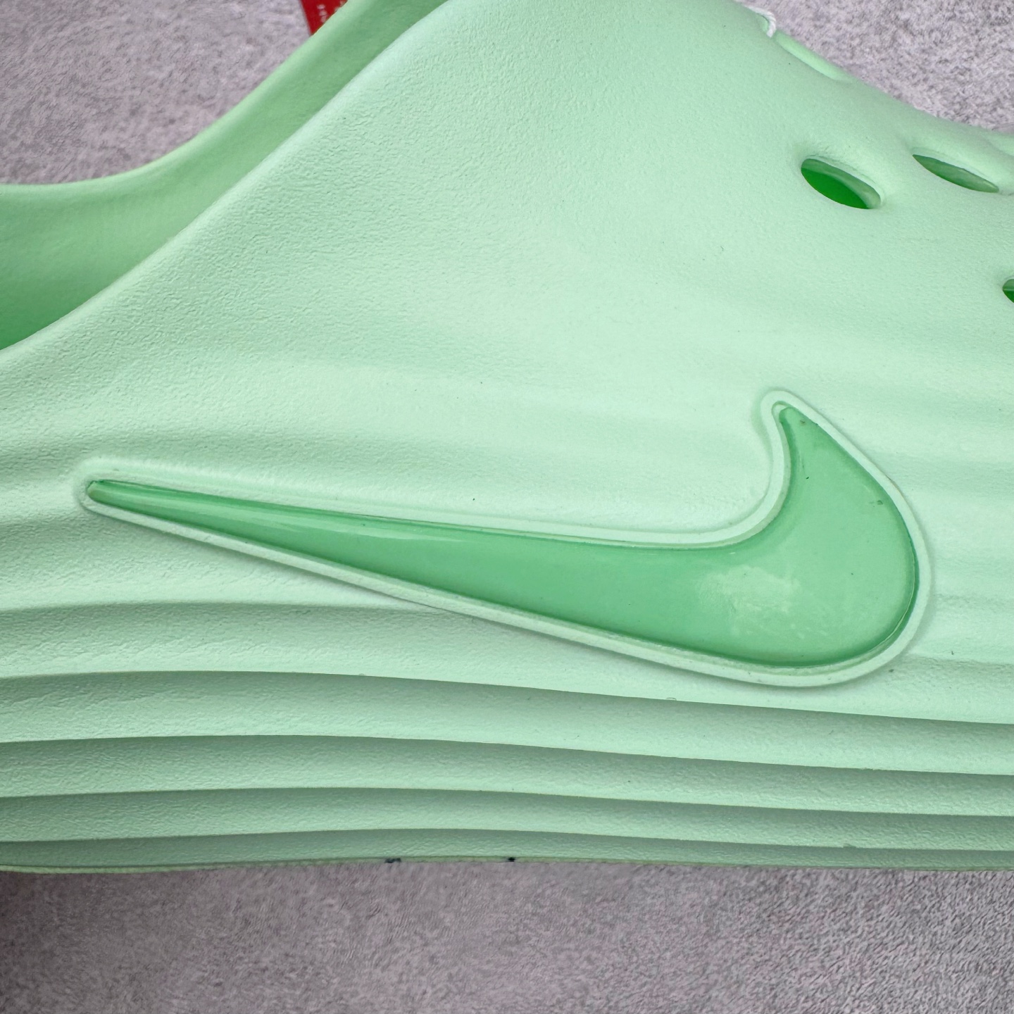 图片[10]-＃DC纯原 NK ReactX Rejuven8 简约舒适百搭洞洞鞋 HV5060-310 重金购入原鞋及原档案磨具生产指令开发 唯一正确组合大底 组合侧面Logo 鞋头不过分上翘 后跟Logo 凹凸明显 轮廓分明 LOGO内侧钢印清晰工整 原厂磨具全鞋无多余毛边 同源公司EVA粒子环保塑料 原厂指令配方 无任何异味 弹性卡色均保持原鞋一致 匠心打造 鞋口弧度大小 鞋面色泽质感同步原鞋 LOGO内侧钢印清晰工整 从名字就能看出，这款鞋搭载了React X缓震科技，保证了舒适的脚感和轻盈的穿着体验。设计上，这双鞋采用了近几年非常流行的洞洞鞋风格，但特别之处在于加入了波浪纹路细节，让整个鞋型看起来更有立体感，视觉上也增添了几分现代感。尺码：36 36.5 37.5 38 38.5 39 40 40.5 41 42 42.5 43 44 44.5 45 46-选品中心