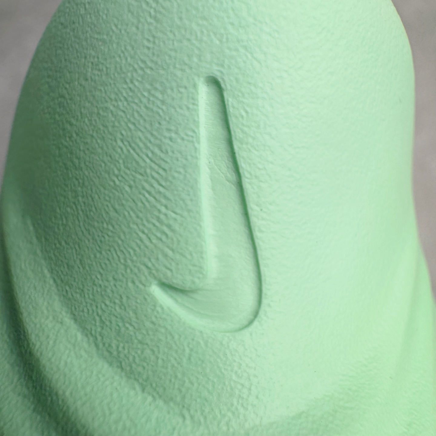 图片[11]-＃DC纯原 NK ReactX Rejuven8 简约舒适百搭洞洞鞋 HV5060-310 重金购入原鞋及原档案磨具生产指令开发 唯一正确组合大底 组合侧面Logo 鞋头不过分上翘 后跟Logo 凹凸明显 轮廓分明 LOGO内侧钢印清晰工整 原厂磨具全鞋无多余毛边 同源公司EVA粒子环保塑料 原厂指令配方 无任何异味 弹性卡色均保持原鞋一致 匠心打造 鞋口弧度大小 鞋面色泽质感同步原鞋 LOGO内侧钢印清晰工整 从名字就能看出，这款鞋搭载了React X缓震科技，保证了舒适的脚感和轻盈的穿着体验。设计上，这双鞋采用了近几年非常流行的洞洞鞋风格，但特别之处在于加入了波浪纹路细节，让整个鞋型看起来更有立体感，视觉上也增添了几分现代感。尺码：36 36.5 37.5 38 38.5 39 40 40.5 41 42 42.5 43 44 44.5 45 46-选品中心