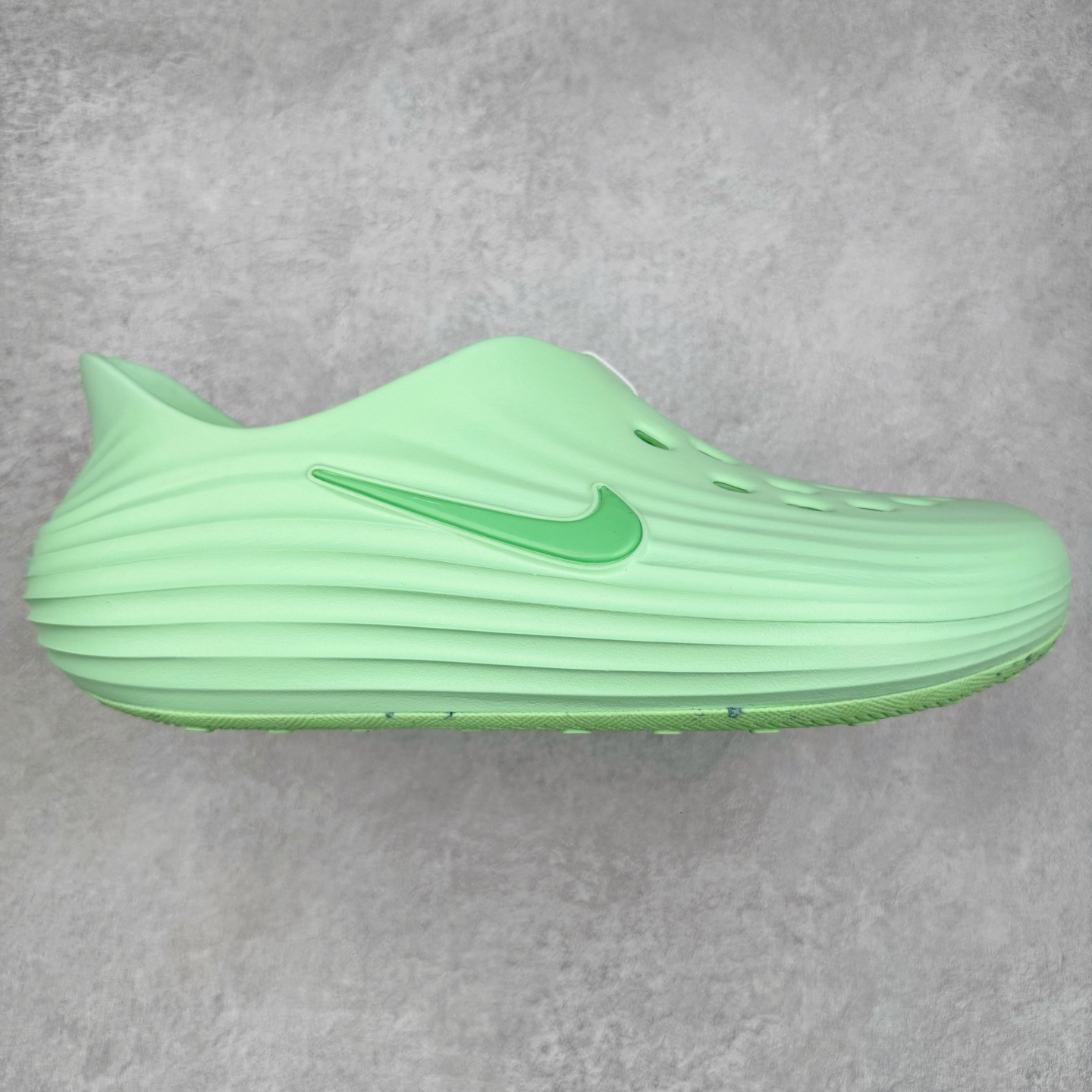 ＃DC纯原 NK ReactX Rejuven8 简约舒适百搭洞洞鞋 HV5060-310 重金购入原鞋及原档案磨具生产指令开发 唯一正确组合大底 组合侧面Logo 鞋头不过分上翘 后跟Logo 凹凸明显 轮廓分明 LOGO内侧钢印清晰工整 原厂磨具全鞋无多余毛边 同源公司EVA粒子环保塑料 原厂指令配方 无任何异味 弹性卡色均保持原鞋一致 匠心打造 鞋口弧度大小 鞋面色泽质感同步原鞋 LOGO内侧钢印清晰工整 从名字就能看出，这款鞋搭载了React X缓震科技，保证了舒适的脚感和轻盈的穿着体验。设计上，这双鞋采用了近几年非常流行的洞洞鞋风格，但特别之处在于加入了波浪纹路细节，让整个鞋型看起来更有立体感，视觉上也增添了几分现代感。尺码：36 36.5 37.5 38 38.5 39 40 40.5 41 42 42.5 43 44 44.5 45 46-选品中心