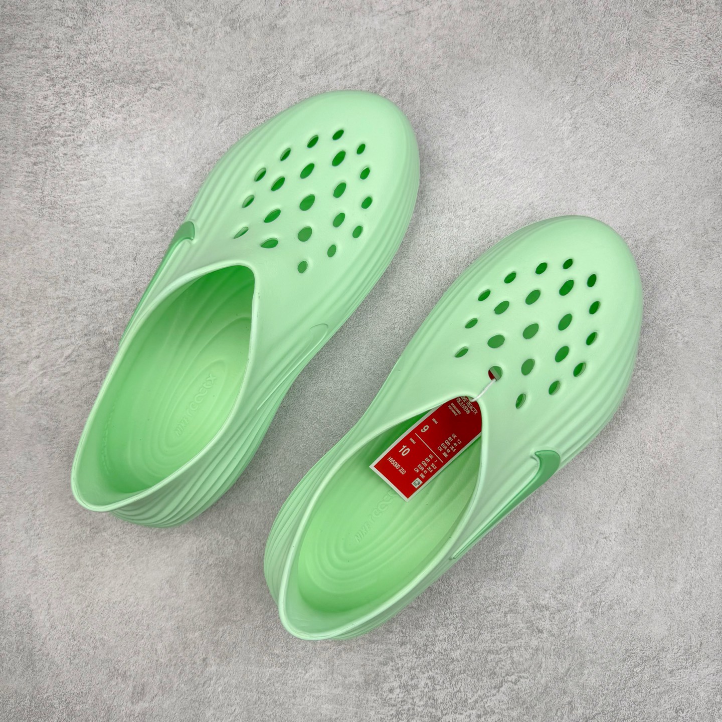 图片[3]-＃DC纯原 NK ReactX Rejuven8 简约舒适百搭洞洞鞋 HV5060-310 重金购入原鞋及原档案磨具生产指令开发 唯一正确组合大底 组合侧面Logo 鞋头不过分上翘 后跟Logo 凹凸明显 轮廓分明 LOGO内侧钢印清晰工整 原厂磨具全鞋无多余毛边 同源公司EVA粒子环保塑料 原厂指令配方 无任何异味 弹性卡色均保持原鞋一致 匠心打造 鞋口弧度大小 鞋面色泽质感同步原鞋 LOGO内侧钢印清晰工整 从名字就能看出，这款鞋搭载了React X缓震科技，保证了舒适的脚感和轻盈的穿着体验。设计上，这双鞋采用了近几年非常流行的洞洞鞋风格，但特别之处在于加入了波浪纹路细节，让整个鞋型看起来更有立体感，视觉上也增添了几分现代感。尺码：36 36.5 37.5 38 38.5 39 40 40.5 41 42 42.5 43 44 44.5 45 46-选品中心