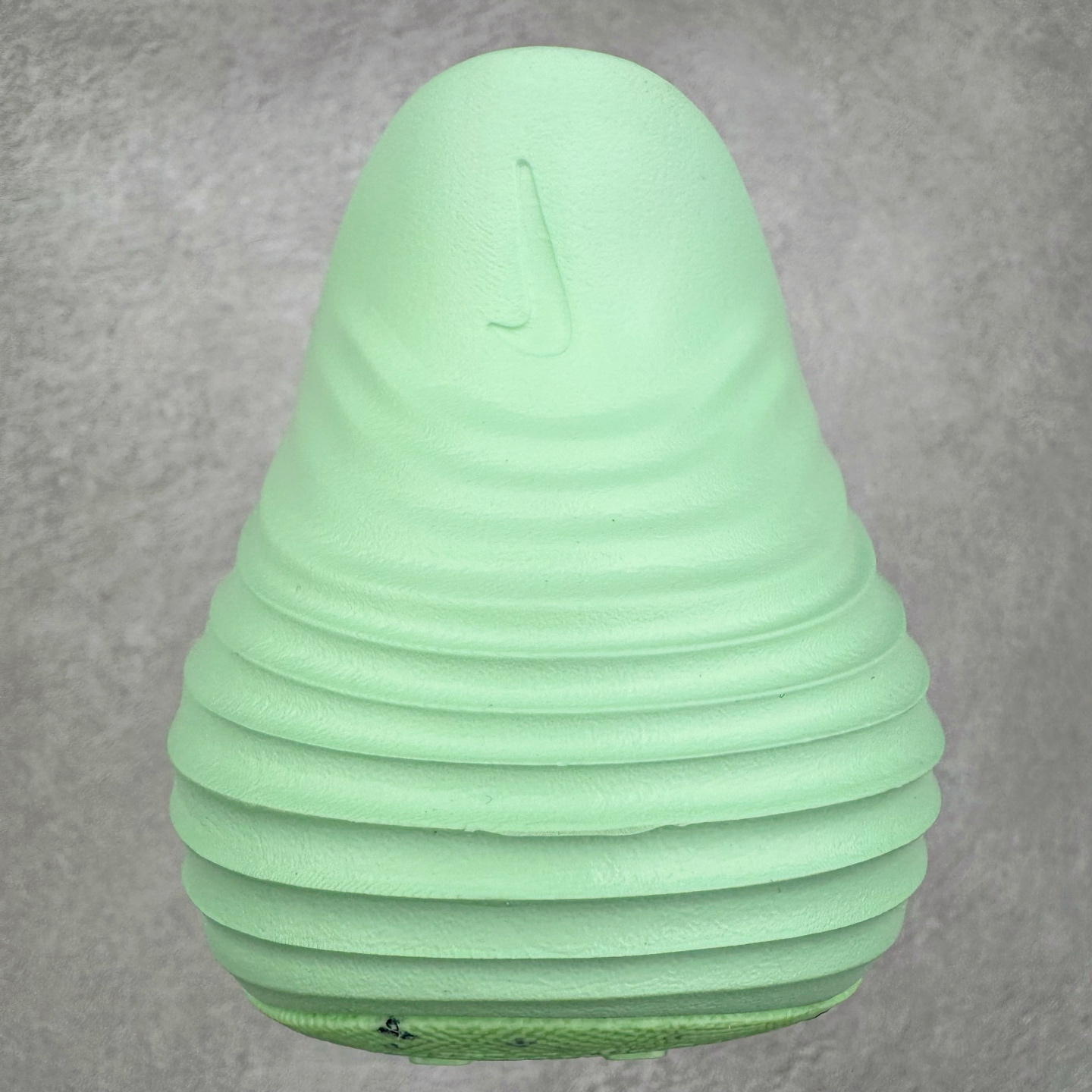 图片[8]-＃DC纯原 NK ReactX Rejuven8 简约舒适百搭洞洞鞋 HV5060-310 重金购入原鞋及原档案磨具生产指令开发 唯一正确组合大底 组合侧面Logo 鞋头不过分上翘 后跟Logo 凹凸明显 轮廓分明 LOGO内侧钢印清晰工整 原厂磨具全鞋无多余毛边 同源公司EVA粒子环保塑料 原厂指令配方 无任何异味 弹性卡色均保持原鞋一致 匠心打造 鞋口弧度大小 鞋面色泽质感同步原鞋 LOGO内侧钢印清晰工整 从名字就能看出，这款鞋搭载了React X缓震科技，保证了舒适的脚感和轻盈的穿着体验。设计上，这双鞋采用了近几年非常流行的洞洞鞋风格，但特别之处在于加入了波浪纹路细节，让整个鞋型看起来更有立体感，视觉上也增添了几分现代感。尺码：36 36.5 37.5 38 38.5 39 40 40.5 41 42 42.5 43 44 44.5 45 46-选品中心