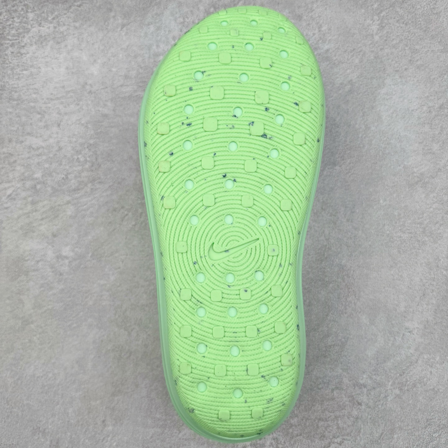 图片[9]-＃DC纯原 NK ReactX Rejuven8 简约舒适百搭洞洞鞋 HV5060-310 重金购入原鞋及原档案磨具生产指令开发 唯一正确组合大底 组合侧面Logo 鞋头不过分上翘 后跟Logo 凹凸明显 轮廓分明 LOGO内侧钢印清晰工整 原厂磨具全鞋无多余毛边 同源公司EVA粒子环保塑料 原厂指令配方 无任何异味 弹性卡色均保持原鞋一致 匠心打造 鞋口弧度大小 鞋面色泽质感同步原鞋 LOGO内侧钢印清晰工整 从名字就能看出，这款鞋搭载了React X缓震科技，保证了舒适的脚感和轻盈的穿着体验。设计上，这双鞋采用了近几年非常流行的洞洞鞋风格，但特别之处在于加入了波浪纹路细节，让整个鞋型看起来更有立体感，视觉上也增添了几分现代感。尺码：36 36.5 37.5 38 38.5 39 40 40.5 41 42 42.5 43 44 44.5 45 46-选品中心