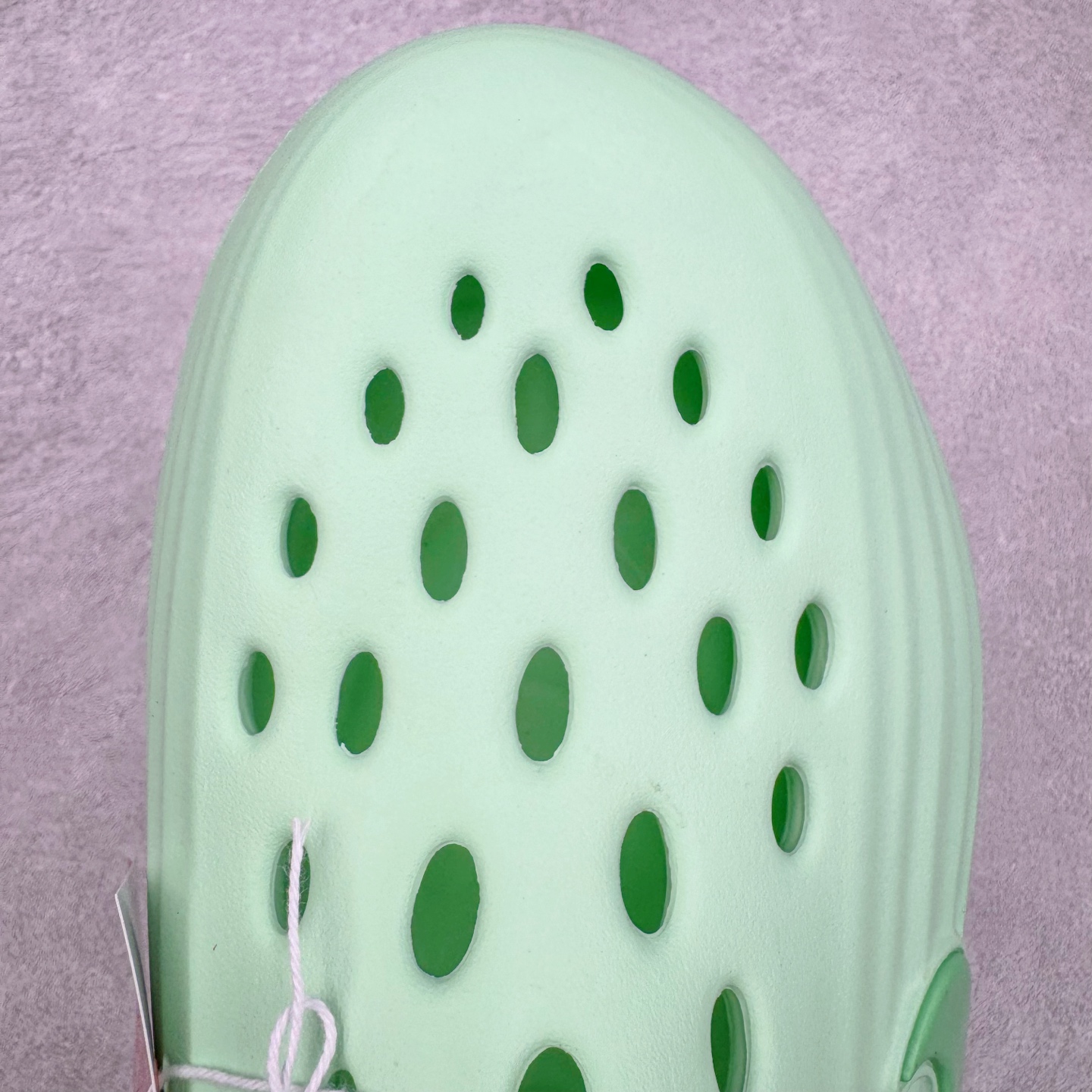 图片[12]-＃DC纯原 NK ReactX Rejuven8 简约舒适百搭洞洞鞋 HV5060-310 重金购入原鞋及原档案磨具生产指令开发 唯一正确组合大底 组合侧面Logo 鞋头不过分上翘 后跟Logo 凹凸明显 轮廓分明 LOGO内侧钢印清晰工整 原厂磨具全鞋无多余毛边 同源公司EVA粒子环保塑料 原厂指令配方 无任何异味 弹性卡色均保持原鞋一致 匠心打造 鞋口弧度大小 鞋面色泽质感同步原鞋 LOGO内侧钢印清晰工整 从名字就能看出，这款鞋搭载了React X缓震科技，保证了舒适的脚感和轻盈的穿着体验。设计上，这双鞋采用了近几年非常流行的洞洞鞋风格，但特别之处在于加入了波浪纹路细节，让整个鞋型看起来更有立体感，视觉上也增添了几分现代感。尺码：36 36.5 37.5 38 38.5 39 40 40.5 41 42 42.5 43 44 44.5 45 46-选品中心