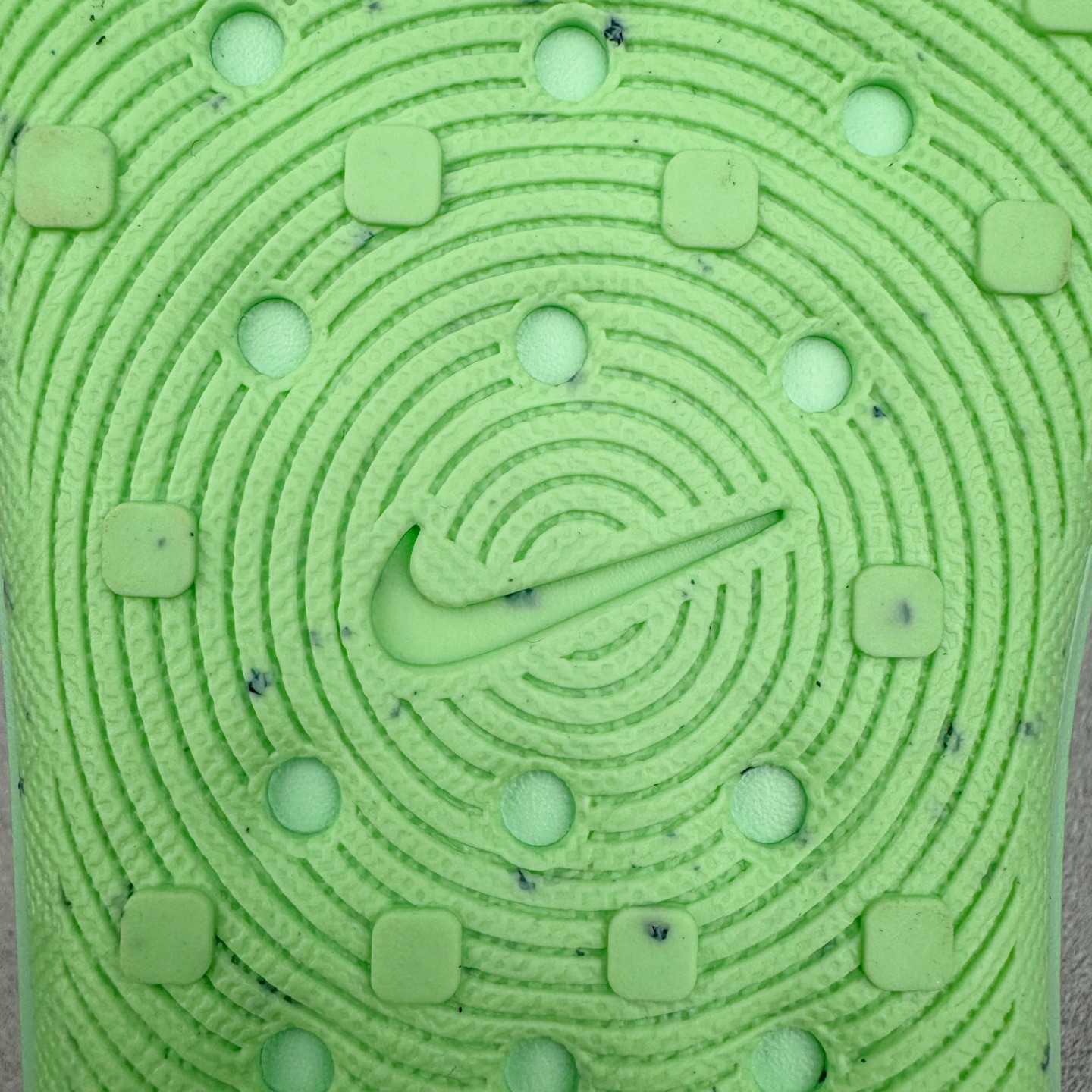 图片[13]-＃DC纯原 NK ReactX Rejuven8 简约舒适百搭洞洞鞋 HV5060-310 重金购入原鞋及原档案磨具生产指令开发 唯一正确组合大底 组合侧面Logo 鞋头不过分上翘 后跟Logo 凹凸明显 轮廓分明 LOGO内侧钢印清晰工整 原厂磨具全鞋无多余毛边 同源公司EVA粒子环保塑料 原厂指令配方 无任何异味 弹性卡色均保持原鞋一致 匠心打造 鞋口弧度大小 鞋面色泽质感同步原鞋 LOGO内侧钢印清晰工整 从名字就能看出，这款鞋搭载了React X缓震科技，保证了舒适的脚感和轻盈的穿着体验。设计上，这双鞋采用了近几年非常流行的洞洞鞋风格，但特别之处在于加入了波浪纹路细节，让整个鞋型看起来更有立体感，视觉上也增添了几分现代感。尺码：36 36.5 37.5 38 38.5 39 40 40.5 41 42 42.5 43 44 44.5 45 46-选品中心