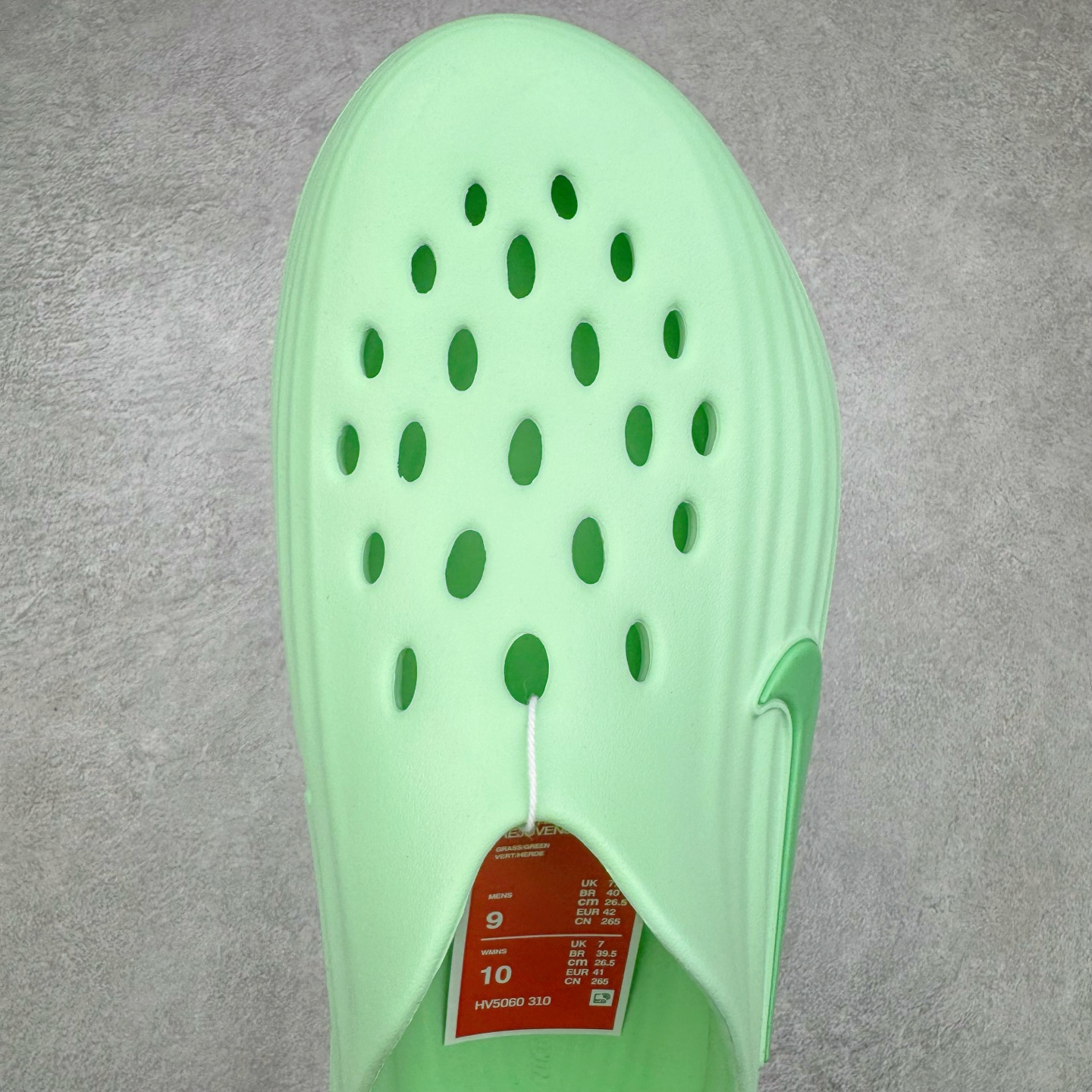 图片[4]-＃DC纯原 NK ReactX Rejuven8 简约舒适百搭洞洞鞋 HV5060-310 重金购入原鞋及原档案磨具生产指令开发 唯一正确组合大底 组合侧面Logo 鞋头不过分上翘 后跟Logo 凹凸明显 轮廓分明 LOGO内侧钢印清晰工整 原厂磨具全鞋无多余毛边 同源公司EVA粒子环保塑料 原厂指令配方 无任何异味 弹性卡色均保持原鞋一致 匠心打造 鞋口弧度大小 鞋面色泽质感同步原鞋 LOGO内侧钢印清晰工整 从名字就能看出，这款鞋搭载了React X缓震科技，保证了舒适的脚感和轻盈的穿着体验。设计上，这双鞋采用了近几年非常流行的洞洞鞋风格，但特别之处在于加入了波浪纹路细节，让整个鞋型看起来更有立体感，视觉上也增添了几分现代感。尺码：36 36.5 37.5 38 38.5 39 40 40.5 41 42 42.5 43 44 44.5 45 46-选品中心