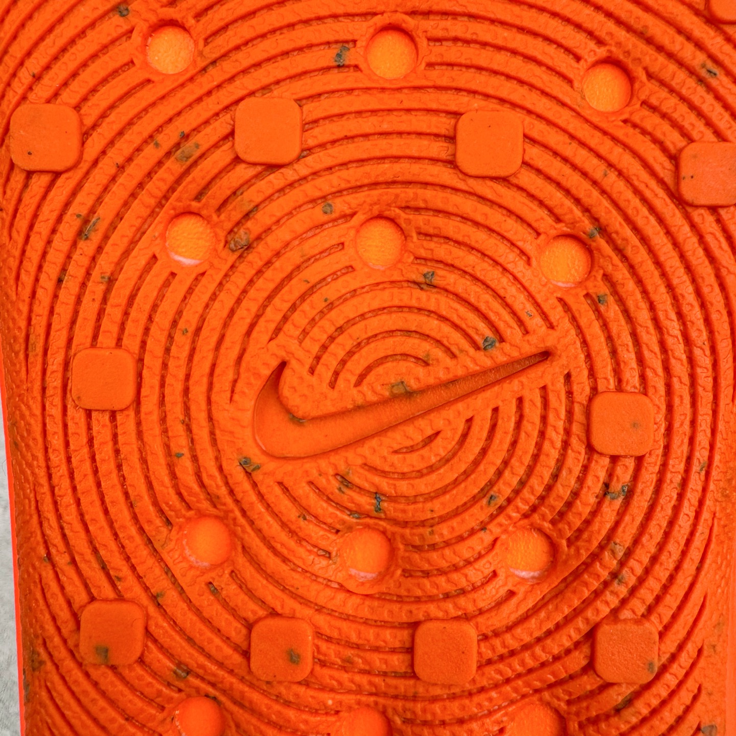 图片[14]-＃DC纯原 NK ReactX Rejuven8 简约舒适百搭洞洞鞋 HV5060-800 重金购入原鞋及原档案磨具生产指令开发 唯一正确组合大底 组合侧面Logo 鞋头不过分上翘 后跟Logo 凹凸明显 轮廓分明 LOGO内侧钢印清晰工整 原厂磨具全鞋无多余毛边 同源公司EVA粒子环保塑料 原厂指令配方 无任何异味 弹性卡色均保持原鞋一致 匠心打造 鞋口弧度大小 鞋面色泽质感同步原鞋 LOGO内侧钢印清晰工整 从名字就能看出，这款鞋搭载了React X缓震科技，保证了舒适的脚感和轻盈的穿着体验。设计上，这双鞋采用了近几年非常流行的洞洞鞋风格，但特别之处在于加入了波浪纹路细节，让整个鞋型看起来更有立体感，视觉上也增添了几分现代感。尺码：36 36.5 37.5 38 38.5 39 40 40.5 41 42 42.5 43 44 44.5 45 46-选品中心