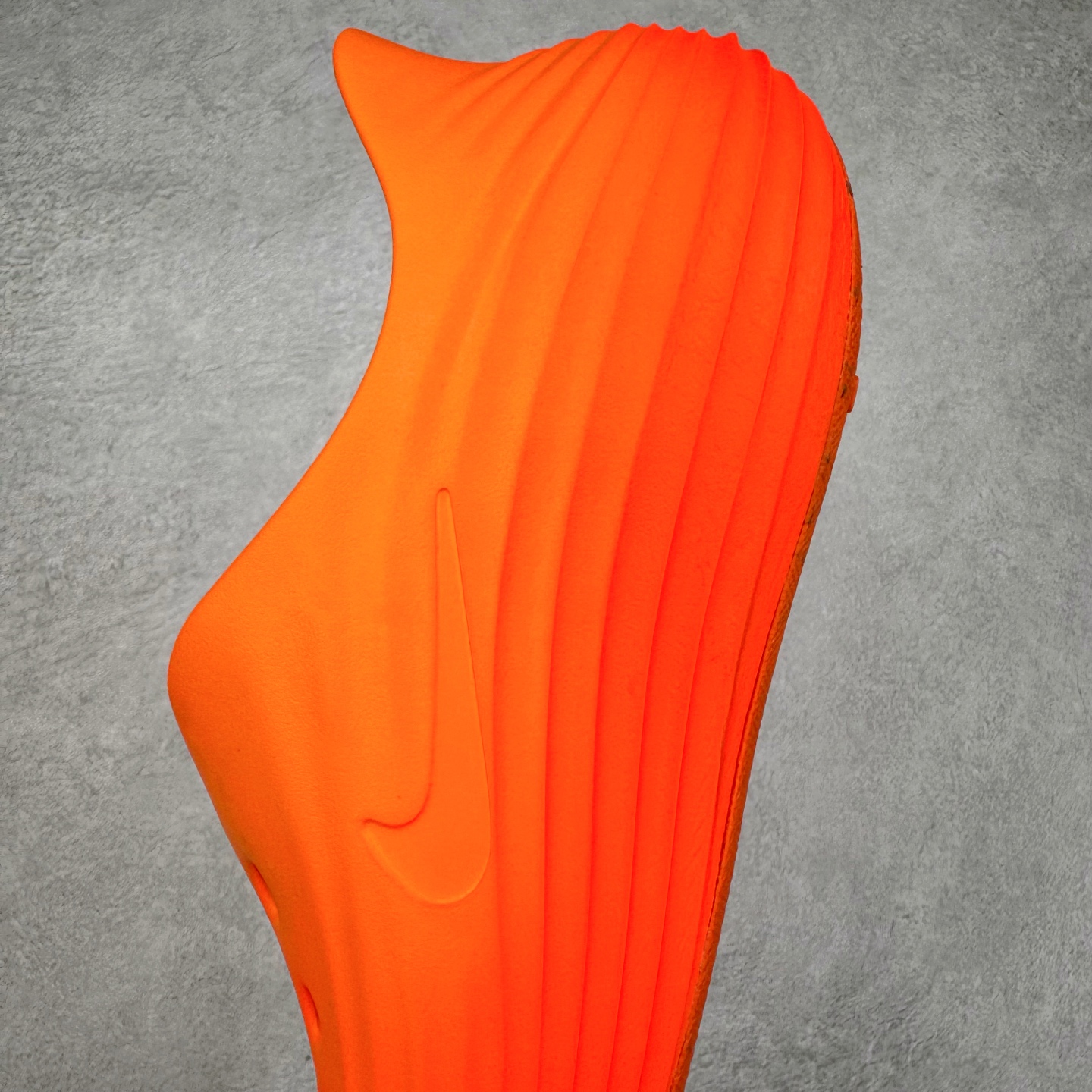 图片[7]-＃DC纯原 NK ReactX Rejuven8 简约舒适百搭洞洞鞋 HV5060-800 重金购入原鞋及原档案磨具生产指令开发 唯一正确组合大底 组合侧面Logo 鞋头不过分上翘 后跟Logo 凹凸明显 轮廓分明 LOGO内侧钢印清晰工整 原厂磨具全鞋无多余毛边 同源公司EVA粒子环保塑料 原厂指令配方 无任何异味 弹性卡色均保持原鞋一致 匠心打造 鞋口弧度大小 鞋面色泽质感同步原鞋 LOGO内侧钢印清晰工整 从名字就能看出，这款鞋搭载了React X缓震科技，保证了舒适的脚感和轻盈的穿着体验。设计上，这双鞋采用了近几年非常流行的洞洞鞋风格，但特别之处在于加入了波浪纹路细节，让整个鞋型看起来更有立体感，视觉上也增添了几分现代感。尺码：36 36.5 37.5 38 38.5 39 40 40.5 41 42 42.5 43 44 44.5 45 46-选品中心