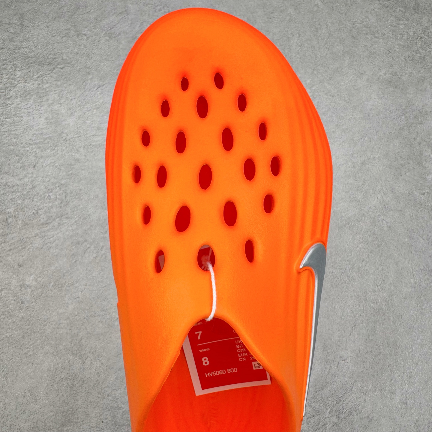 图片[4]-＃DC纯原 NK ReactX Rejuven8 简约舒适百搭洞洞鞋 HV5060-800 重金购入原鞋及原档案磨具生产指令开发 唯一正确组合大底 组合侧面Logo 鞋头不过分上翘 后跟Logo 凹凸明显 轮廓分明 LOGO内侧钢印清晰工整 原厂磨具全鞋无多余毛边 同源公司EVA粒子环保塑料 原厂指令配方 无任何异味 弹性卡色均保持原鞋一致 匠心打造 鞋口弧度大小 鞋面色泽质感同步原鞋 LOGO内侧钢印清晰工整 从名字就能看出，这款鞋搭载了React X缓震科技，保证了舒适的脚感和轻盈的穿着体验。设计上，这双鞋采用了近几年非常流行的洞洞鞋风格，但特别之处在于加入了波浪纹路细节，让整个鞋型看起来更有立体感，视觉上也增添了几分现代感。尺码：36 36.5 37.5 38 38.5 39 40 40.5 41 42 42.5 43 44 44.5 45 46-选品中心