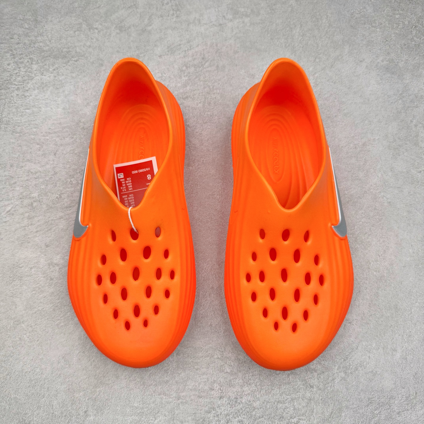 图片[2]-＃DC纯原 NK ReactX Rejuven8 简约舒适百搭洞洞鞋 HV5060-800 重金购入原鞋及原档案磨具生产指令开发 唯一正确组合大底 组合侧面Logo 鞋头不过分上翘 后跟Logo 凹凸明显 轮廓分明 LOGO内侧钢印清晰工整 原厂磨具全鞋无多余毛边 同源公司EVA粒子环保塑料 原厂指令配方 无任何异味 弹性卡色均保持原鞋一致 匠心打造 鞋口弧度大小 鞋面色泽质感同步原鞋 LOGO内侧钢印清晰工整 从名字就能看出，这款鞋搭载了React X缓震科技，保证了舒适的脚感和轻盈的穿着体验。设计上，这双鞋采用了近几年非常流行的洞洞鞋风格，但特别之处在于加入了波浪纹路细节，让整个鞋型看起来更有立体感，视觉上也增添了几分现代感。尺码：36 36.5 37.5 38 38.5 39 40 40.5 41 42 42.5 43 44 44.5 45 46-选品中心