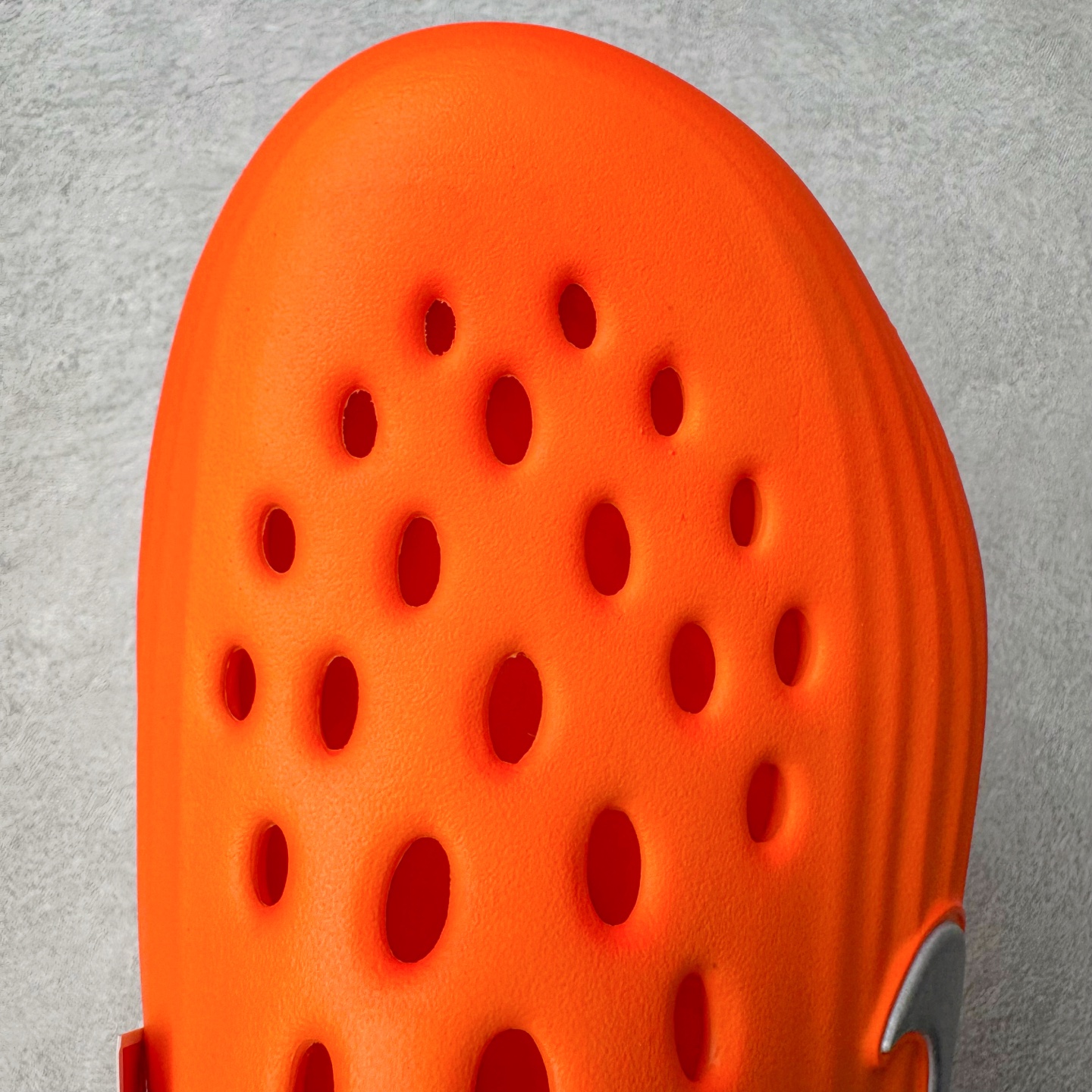 图片[11]-＃DC纯原 NK ReactX Rejuven8 简约舒适百搭洞洞鞋 HV5060-800 重金购入原鞋及原档案磨具生产指令开发 唯一正确组合大底 组合侧面Logo 鞋头不过分上翘 后跟Logo 凹凸明显 轮廓分明 LOGO内侧钢印清晰工整 原厂磨具全鞋无多余毛边 同源公司EVA粒子环保塑料 原厂指令配方 无任何异味 弹性卡色均保持原鞋一致 匠心打造 鞋口弧度大小 鞋面色泽质感同步原鞋 LOGO内侧钢印清晰工整 从名字就能看出，这款鞋搭载了React X缓震科技，保证了舒适的脚感和轻盈的穿着体验。设计上，这双鞋采用了近几年非常流行的洞洞鞋风格，但特别之处在于加入了波浪纹路细节，让整个鞋型看起来更有立体感，视觉上也增添了几分现代感。尺码：36 36.5 37.5 38 38.5 39 40 40.5 41 42 42.5 43 44 44.5 45 46-选品中心