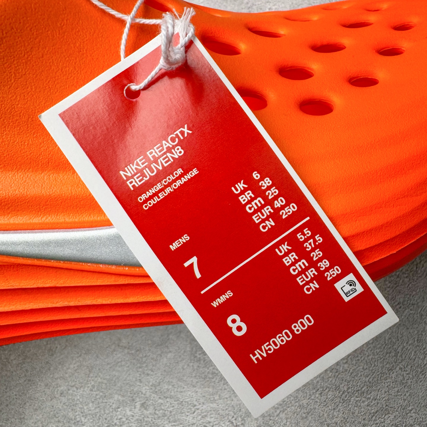 图片[12]-＃DC纯原 NK ReactX Rejuven8 简约舒适百搭洞洞鞋 HV5060-800 重金购入原鞋及原档案磨具生产指令开发 唯一正确组合大底 组合侧面Logo 鞋头不过分上翘 后跟Logo 凹凸明显 轮廓分明 LOGO内侧钢印清晰工整 原厂磨具全鞋无多余毛边 同源公司EVA粒子环保塑料 原厂指令配方 无任何异味 弹性卡色均保持原鞋一致 匠心打造 鞋口弧度大小 鞋面色泽质感同步原鞋 LOGO内侧钢印清晰工整 从名字就能看出，这款鞋搭载了React X缓震科技，保证了舒适的脚感和轻盈的穿着体验。设计上，这双鞋采用了近几年非常流行的洞洞鞋风格，但特别之处在于加入了波浪纹路细节，让整个鞋型看起来更有立体感，视觉上也增添了几分现代感。尺码：36 36.5 37.5 38 38.5 39 40 40.5 41 42 42.5 43 44 44.5 45 46-选品中心