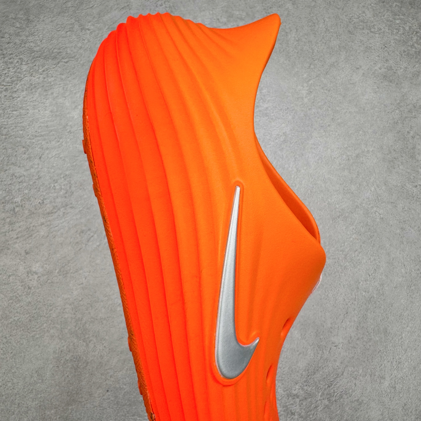 图片[6]-＃DC纯原 NK ReactX Rejuven8 简约舒适百搭洞洞鞋 HV5060-800 重金购入原鞋及原档案磨具生产指令开发 唯一正确组合大底 组合侧面Logo 鞋头不过分上翘 后跟Logo 凹凸明显 轮廓分明 LOGO内侧钢印清晰工整 原厂磨具全鞋无多余毛边 同源公司EVA粒子环保塑料 原厂指令配方 无任何异味 弹性卡色均保持原鞋一致 匠心打造 鞋口弧度大小 鞋面色泽质感同步原鞋 LOGO内侧钢印清晰工整 从名字就能看出，这款鞋搭载了React X缓震科技，保证了舒适的脚感和轻盈的穿着体验。设计上，这双鞋采用了近几年非常流行的洞洞鞋风格，但特别之处在于加入了波浪纹路细节，让整个鞋型看起来更有立体感，视觉上也增添了几分现代感。尺码：36 36.5 37.5 38 38.5 39 40 40.5 41 42 42.5 43 44 44.5 45 46-选品中心