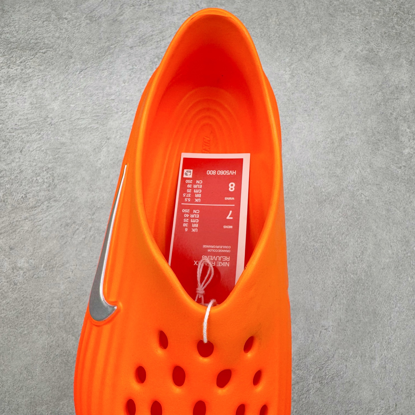 图片[5]-＃DC纯原 NK ReactX Rejuven8 简约舒适百搭洞洞鞋 HV5060-800 重金购入原鞋及原档案磨具生产指令开发 唯一正确组合大底 组合侧面Logo 鞋头不过分上翘 后跟Logo 凹凸明显 轮廓分明 LOGO内侧钢印清晰工整 原厂磨具全鞋无多余毛边 同源公司EVA粒子环保塑料 原厂指令配方 无任何异味 弹性卡色均保持原鞋一致 匠心打造 鞋口弧度大小 鞋面色泽质感同步原鞋 LOGO内侧钢印清晰工整 从名字就能看出，这款鞋搭载了React X缓震科技，保证了舒适的脚感和轻盈的穿着体验。设计上，这双鞋采用了近几年非常流行的洞洞鞋风格，但特别之处在于加入了波浪纹路细节，让整个鞋型看起来更有立体感，视觉上也增添了几分现代感。尺码：36 36.5 37.5 38 38.5 39 40 40.5 41 42 42.5 43 44 44.5 45 46-选品中心