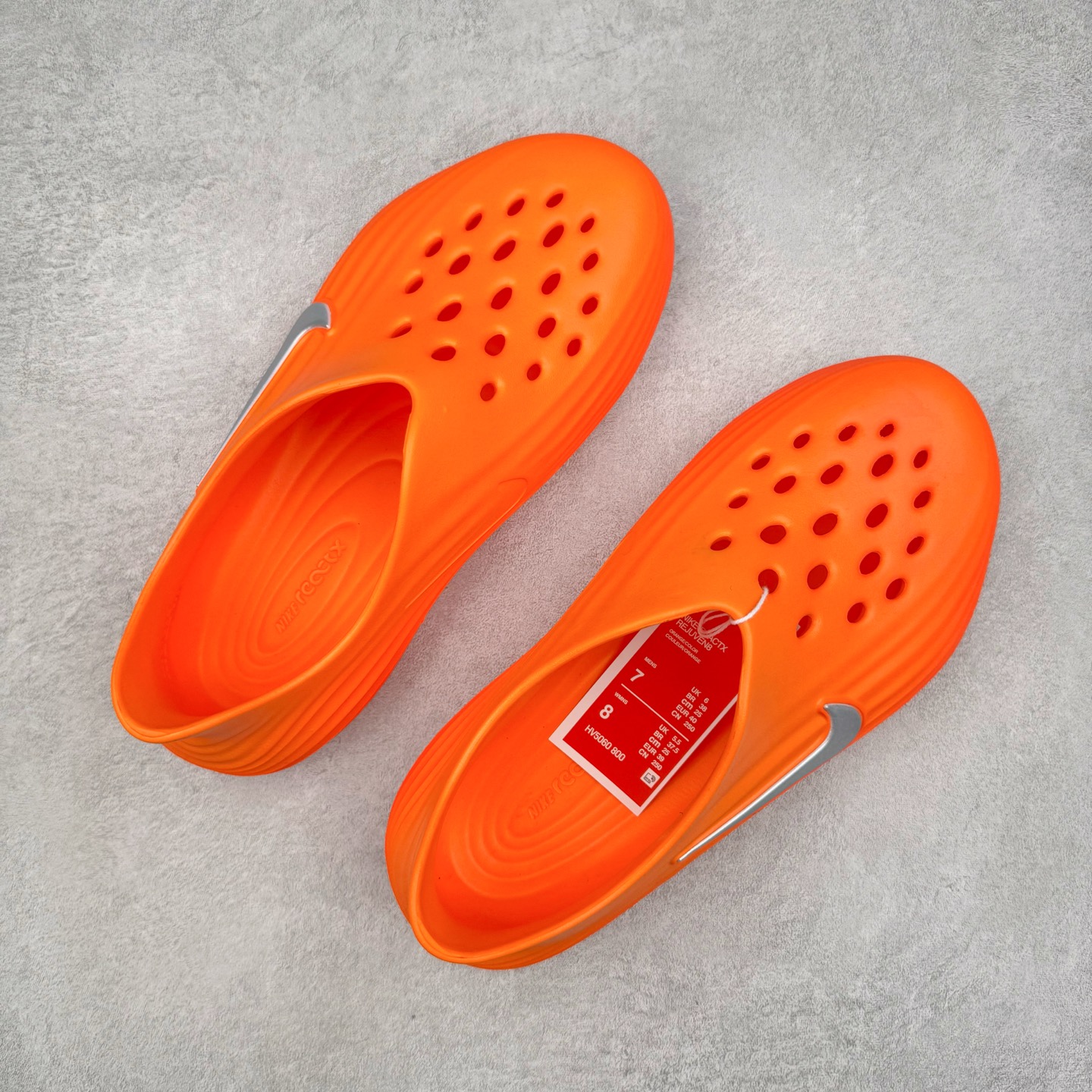 图片[3]-＃DC纯原 NK ReactX Rejuven8 简约舒适百搭洞洞鞋 HV5060-800 重金购入原鞋及原档案磨具生产指令开发 唯一正确组合大底 组合侧面Logo 鞋头不过分上翘 后跟Logo 凹凸明显 轮廓分明 LOGO内侧钢印清晰工整 原厂磨具全鞋无多余毛边 同源公司EVA粒子环保塑料 原厂指令配方 无任何异味 弹性卡色均保持原鞋一致 匠心打造 鞋口弧度大小 鞋面色泽质感同步原鞋 LOGO内侧钢印清晰工整 从名字就能看出，这款鞋搭载了React X缓震科技，保证了舒适的脚感和轻盈的穿着体验。设计上，这双鞋采用了近几年非常流行的洞洞鞋风格，但特别之处在于加入了波浪纹路细节，让整个鞋型看起来更有立体感，视觉上也增添了几分现代感。尺码：36 36.5 37.5 38 38.5 39 40 40.5 41 42 42.5 43 44 44.5 45 46-选品中心