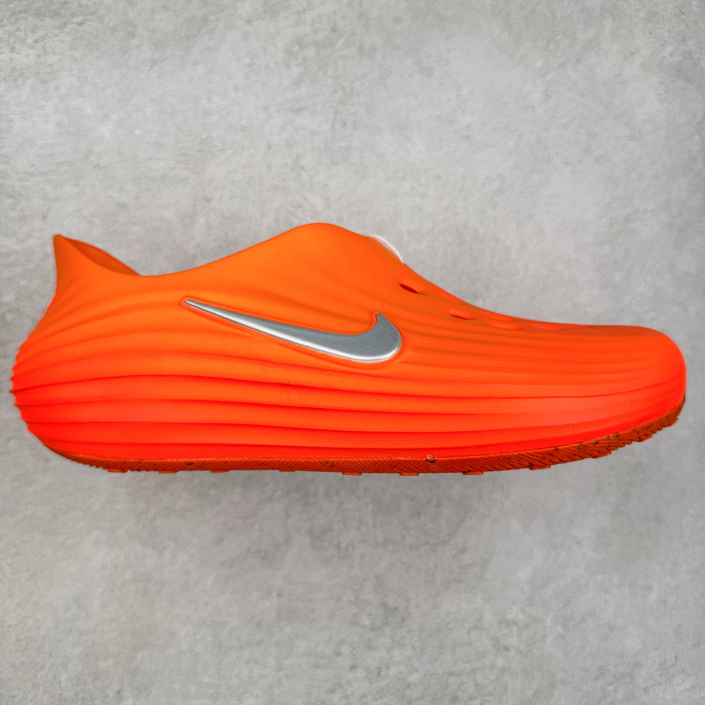 ＃DC纯原 NK ReactX Rejuven8 简约舒适百搭洞洞鞋 HV5060-800 重金购入原鞋及原档案磨具生产指令开发 唯一正确组合大底 组合侧面Logo 鞋头不过分上翘 后跟Logo 凹凸明显 轮廓分明 LOGO内侧钢印清晰工整 原厂磨具全鞋无多余毛边 同源公司EVA粒子环保塑料 原厂指令配方 无任何异味 弹性卡色均保持原鞋一致 匠心打造 鞋口弧度大小 鞋面色泽质感同步原鞋 LOGO内侧钢印清晰工整 从名字就能看出，这款鞋搭载了React X缓震科技，保证了舒适的脚感和轻盈的穿着体验。设计上，这双鞋采用了近几年非常流行的洞洞鞋风格，但特别之处在于加入了波浪纹路细节，让整个鞋型看起来更有立体感，视觉上也增添了几分现代感。尺码：36 36.5 37.5 38 38.5 39 40 40.5 41 42 42.5 43 44 44.5 45 46-选品中心