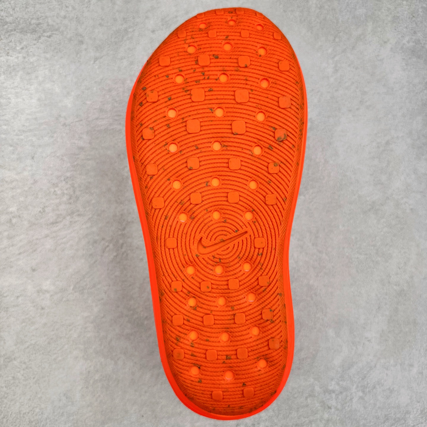 图片[9]-＃DC纯原 NK ReactX Rejuven8 简约舒适百搭洞洞鞋 HV5060-800 重金购入原鞋及原档案磨具生产指令开发 唯一正确组合大底 组合侧面Logo 鞋头不过分上翘 后跟Logo 凹凸明显 轮廓分明 LOGO内侧钢印清晰工整 原厂磨具全鞋无多余毛边 同源公司EVA粒子环保塑料 原厂指令配方 无任何异味 弹性卡色均保持原鞋一致 匠心打造 鞋口弧度大小 鞋面色泽质感同步原鞋 LOGO内侧钢印清晰工整 从名字就能看出，这款鞋搭载了React X缓震科技，保证了舒适的脚感和轻盈的穿着体验。设计上，这双鞋采用了近几年非常流行的洞洞鞋风格，但特别之处在于加入了波浪纹路细节，让整个鞋型看起来更有立体感，视觉上也增添了几分现代感。尺码：36 36.5 37.5 38 38.5 39 40 40.5 41 42 42.5 43 44 44.5 45 46-选品中心