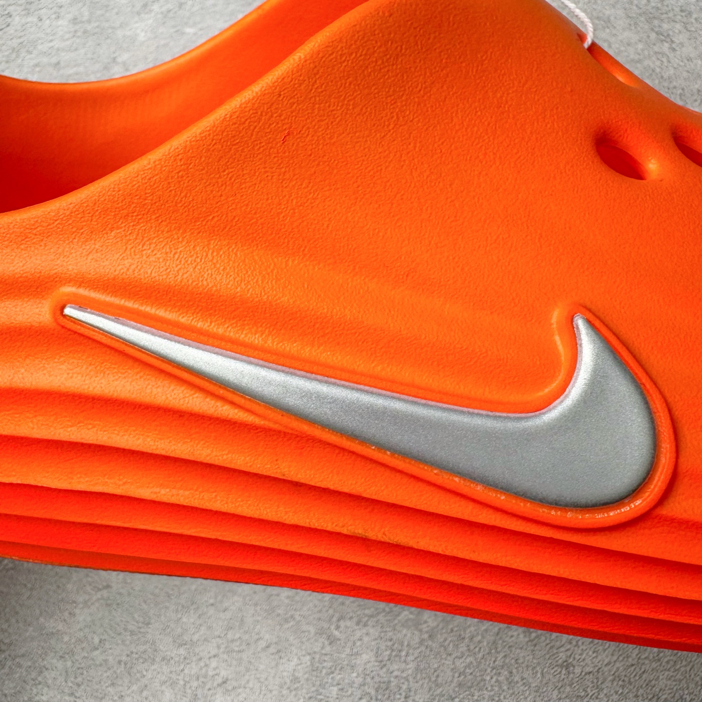 图片[10]-＃DC纯原 NK ReactX Rejuven8 简约舒适百搭洞洞鞋 HV5060-800 重金购入原鞋及原档案磨具生产指令开发 唯一正确组合大底 组合侧面Logo 鞋头不过分上翘 后跟Logo 凹凸明显 轮廓分明 LOGO内侧钢印清晰工整 原厂磨具全鞋无多余毛边 同源公司EVA粒子环保塑料 原厂指令配方 无任何异味 弹性卡色均保持原鞋一致 匠心打造 鞋口弧度大小 鞋面色泽质感同步原鞋 LOGO内侧钢印清晰工整 从名字就能看出，这款鞋搭载了React X缓震科技，保证了舒适的脚感和轻盈的穿着体验。设计上，这双鞋采用了近几年非常流行的洞洞鞋风格，但特别之处在于加入了波浪纹路细节，让整个鞋型看起来更有立体感，视觉上也增添了几分现代感。尺码：36 36.5 37.5 38 38.5 39 40 40.5 41 42 42.5 43 44 44.5 45 46-选品中心