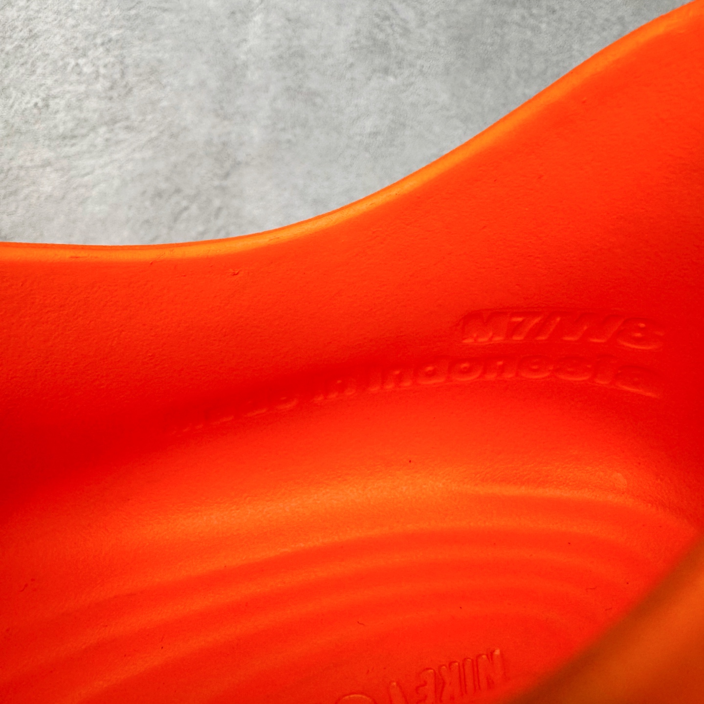 图片[15]-＃DC纯原 NK ReactX Rejuven8 简约舒适百搭洞洞鞋 HV5060-800 重金购入原鞋及原档案磨具生产指令开发 唯一正确组合大底 组合侧面Logo 鞋头不过分上翘 后跟Logo 凹凸明显 轮廓分明 LOGO内侧钢印清晰工整 原厂磨具全鞋无多余毛边 同源公司EVA粒子环保塑料 原厂指令配方 无任何异味 弹性卡色均保持原鞋一致 匠心打造 鞋口弧度大小 鞋面色泽质感同步原鞋 LOGO内侧钢印清晰工整 从名字就能看出，这款鞋搭载了React X缓震科技，保证了舒适的脚感和轻盈的穿着体验。设计上，这双鞋采用了近几年非常流行的洞洞鞋风格，但特别之处在于加入了波浪纹路细节，让整个鞋型看起来更有立体感，视觉上也增添了几分现代感。尺码：36 36.5 37.5 38 38.5 39 40 40.5 41 42 42.5 43 44 44.5 45 46-选品中心