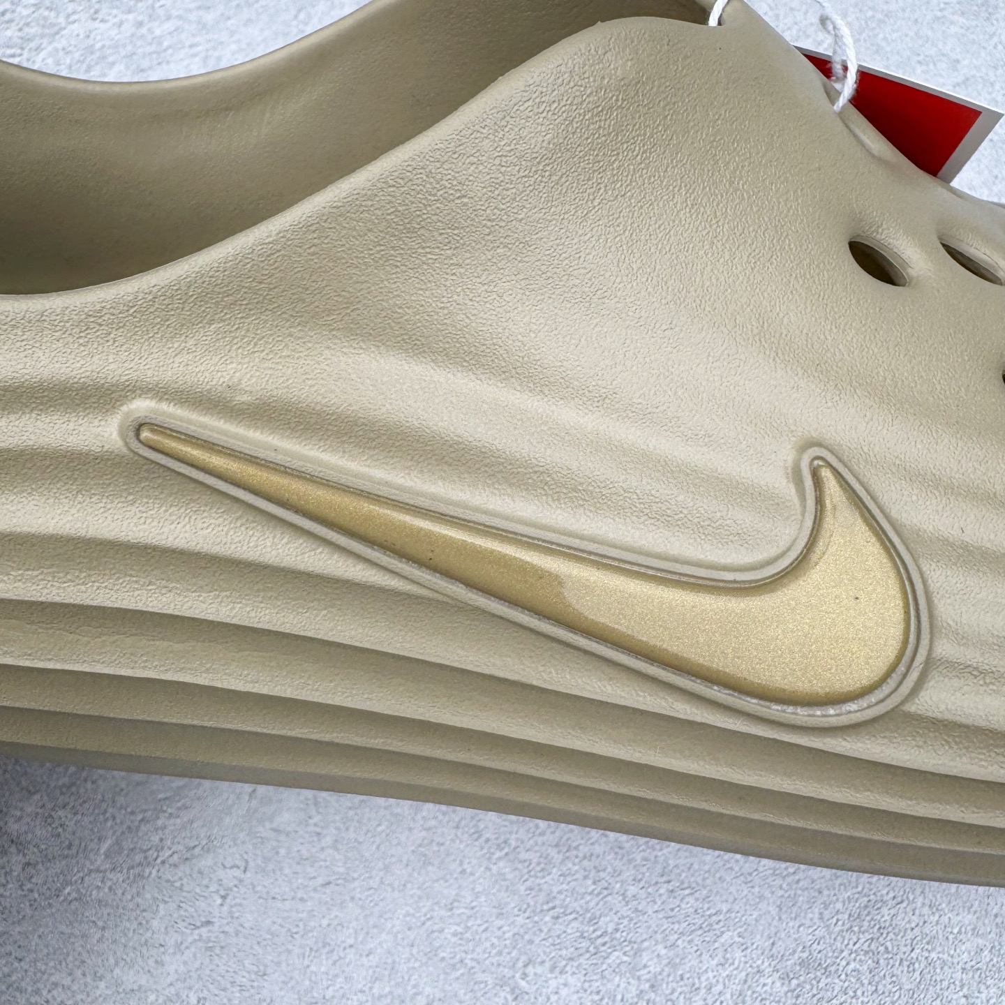 图片[10]-＃DC纯原 NK ReactX Rejuven8 简约舒适百搭洞洞鞋 HV5060-002 重金购入原鞋及原档案磨具生产指令开发 唯一正确组合大底 组合侧面Logo 鞋头不过分上翘 后跟Logo 凹凸明显 轮廓分明 LOGO内侧钢印清晰工整 原厂磨具全鞋无多余毛边 同源公司EVA粒子环保塑料 原厂指令配方 无任何异味 弹性卡色均保持原鞋一致 匠心打造 鞋口弧度大小 鞋面色泽质感同步原鞋 LOGO内侧钢印清晰工整 从名字就能看出，这款鞋搭载了React X缓震科技，保证了舒适的脚感和轻盈的穿着体验。设计上，这双鞋采用了近几年非常流行的洞洞鞋风格，但特别之处在于加入了波浪纹路细节，让整个鞋型看起来更有立体感，视觉上也增添了几分现代感。尺码：36 36.5 37.5 38 38.5 39 40 40.5 41 42 42.5 43 44 44.5 45 46-选品中心