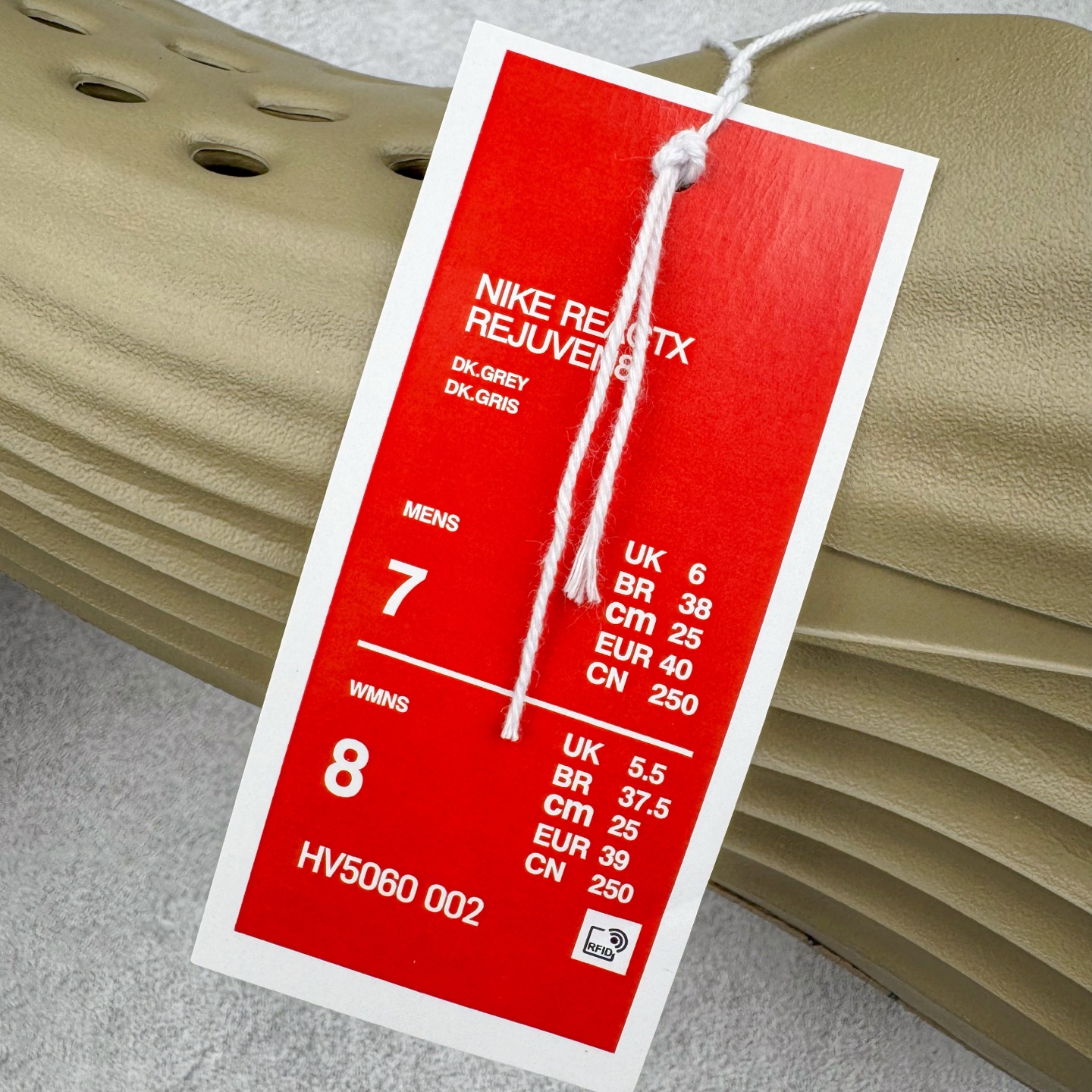 图片[13]-＃DC纯原 NK ReactX Rejuven8 简约舒适百搭洞洞鞋 HV5060-002 重金购入原鞋及原档案磨具生产指令开发 唯一正确组合大底 组合侧面Logo 鞋头不过分上翘 后跟Logo 凹凸明显 轮廓分明 LOGO内侧钢印清晰工整 原厂磨具全鞋无多余毛边 同源公司EVA粒子环保塑料 原厂指令配方 无任何异味 弹性卡色均保持原鞋一致 匠心打造 鞋口弧度大小 鞋面色泽质感同步原鞋 LOGO内侧钢印清晰工整 从名字就能看出，这款鞋搭载了React X缓震科技，保证了舒适的脚感和轻盈的穿着体验。设计上，这双鞋采用了近几年非常流行的洞洞鞋风格，但特别之处在于加入了波浪纹路细节，让整个鞋型看起来更有立体感，视觉上也增添了几分现代感。尺码：36 36.5 37.5 38 38.5 39 40 40.5 41 42 42.5 43 44 44.5 45 46-选品中心