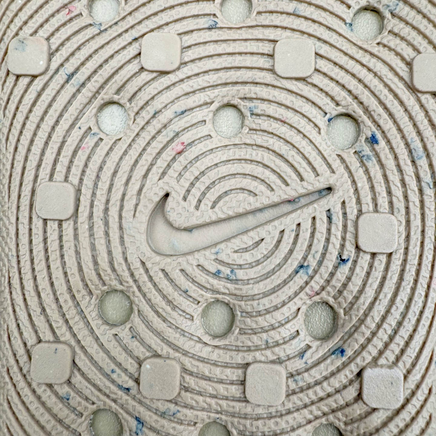 图片[12]-＃DC纯原 NK ReactX Rejuven8 简约舒适百搭洞洞鞋 HV5060-002 重金购入原鞋及原档案磨具生产指令开发 唯一正确组合大底 组合侧面Logo 鞋头不过分上翘 后跟Logo 凹凸明显 轮廓分明 LOGO内侧钢印清晰工整 原厂磨具全鞋无多余毛边 同源公司EVA粒子环保塑料 原厂指令配方 无任何异味 弹性卡色均保持原鞋一致 匠心打造 鞋口弧度大小 鞋面色泽质感同步原鞋 LOGO内侧钢印清晰工整 从名字就能看出，这款鞋搭载了React X缓震科技，保证了舒适的脚感和轻盈的穿着体验。设计上，这双鞋采用了近几年非常流行的洞洞鞋风格，但特别之处在于加入了波浪纹路细节，让整个鞋型看起来更有立体感，视觉上也增添了几分现代感。尺码：36 36.5 37.5 38 38.5 39 40 40.5 41 42 42.5 43 44 44.5 45 46-选品中心