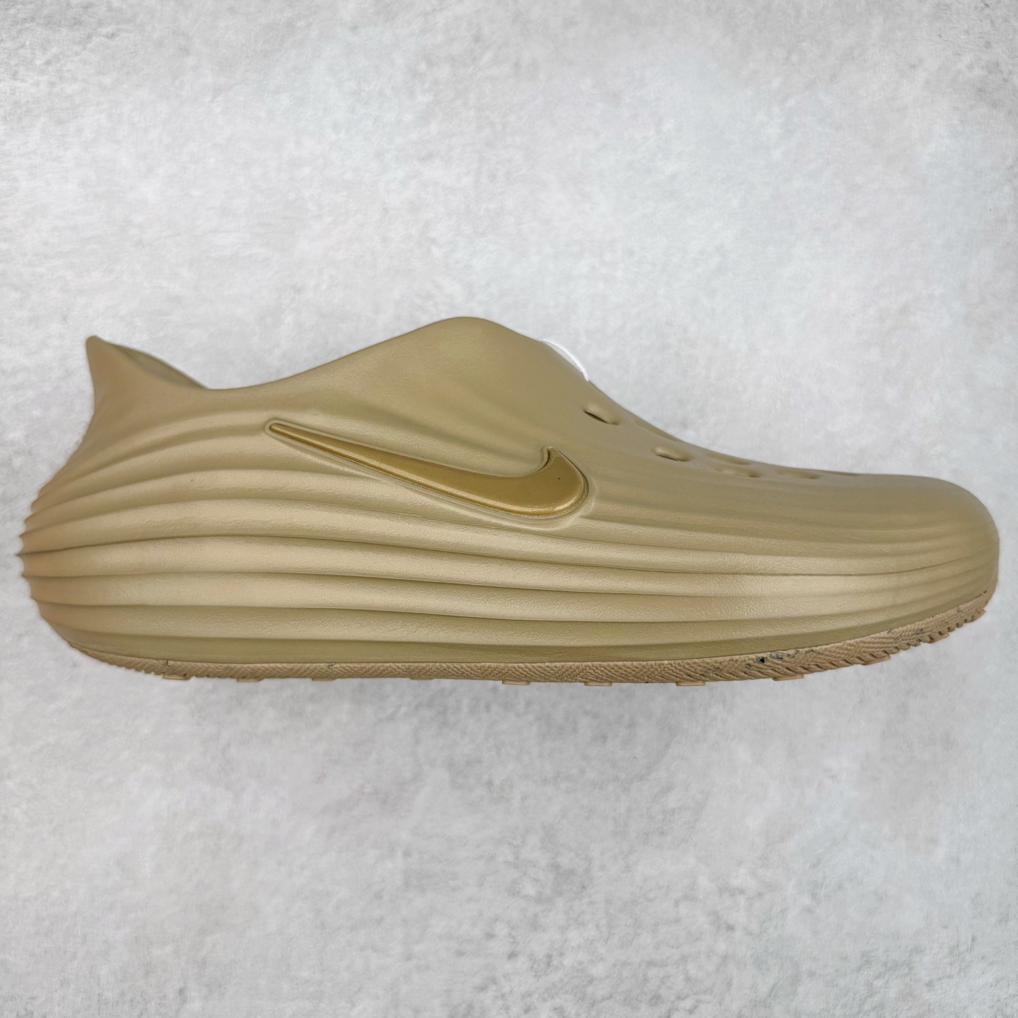 ＃DC纯原 NK ReactX Rejuven8 简约舒适百搭洞洞鞋 HV5060-002 重金购入原鞋及原档案磨具生产指令开发 唯一正确组合大底 组合侧面Logo 鞋头不过分上翘 后跟Logo 凹凸明显 轮廓分明 LOGO内侧钢印清晰工整 原厂磨具全鞋无多余毛边 同源公司EVA粒子环保塑料 原厂指令配方 无任何异味 弹性卡色均保持原鞋一致 匠心打造 鞋口弧度大小 鞋面色泽质感同步原鞋 LOGO内侧钢印清晰工整 从名字就能看出，这款鞋搭载了React X缓震科技，保证了舒适的脚感和轻盈的穿着体验。设计上，这双鞋采用了近几年非常流行的洞洞鞋风格，但特别之处在于加入了波浪纹路细节，让整个鞋型看起来更有立体感，视觉上也增添了几分现代感。尺码：36 36.5 37.5 38 38.5 39 40 40.5 41 42 42.5 43 44 44.5 45 46-选品中心