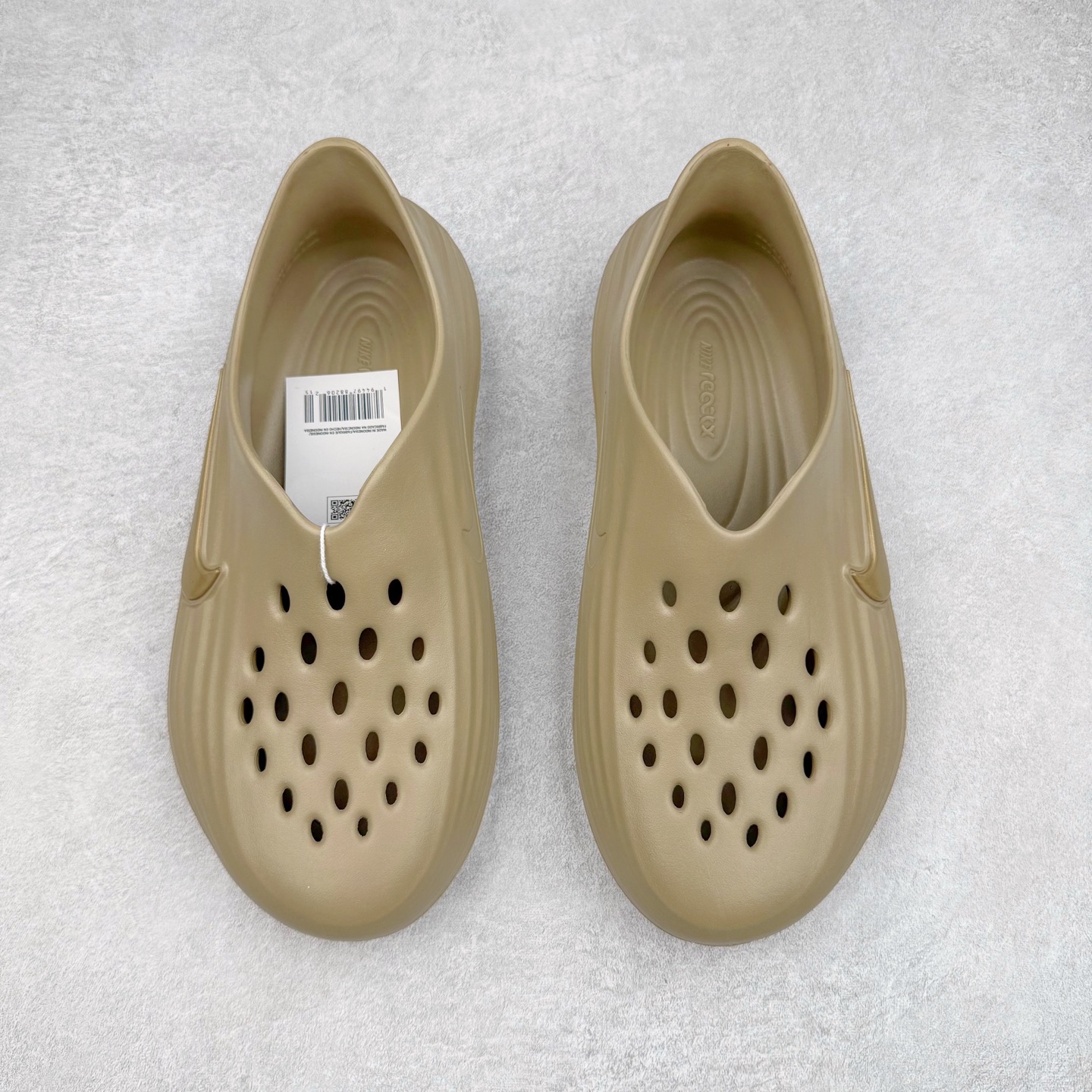 图片[2]-＃DC纯原 NK ReactX Rejuven8 简约舒适百搭洞洞鞋 HV5060-002 重金购入原鞋及原档案磨具生产指令开发 唯一正确组合大底 组合侧面Logo 鞋头不过分上翘 后跟Logo 凹凸明显 轮廓分明 LOGO内侧钢印清晰工整 原厂磨具全鞋无多余毛边 同源公司EVA粒子环保塑料 原厂指令配方 无任何异味 弹性卡色均保持原鞋一致 匠心打造 鞋口弧度大小 鞋面色泽质感同步原鞋 LOGO内侧钢印清晰工整 从名字就能看出，这款鞋搭载了React X缓震科技，保证了舒适的脚感和轻盈的穿着体验。设计上，这双鞋采用了近几年非常流行的洞洞鞋风格，但特别之处在于加入了波浪纹路细节，让整个鞋型看起来更有立体感，视觉上也增添了几分现代感。尺码：36 36.5 37.5 38 38.5 39 40 40.5 41 42 42.5 43 44 44.5 45 46-选品中心