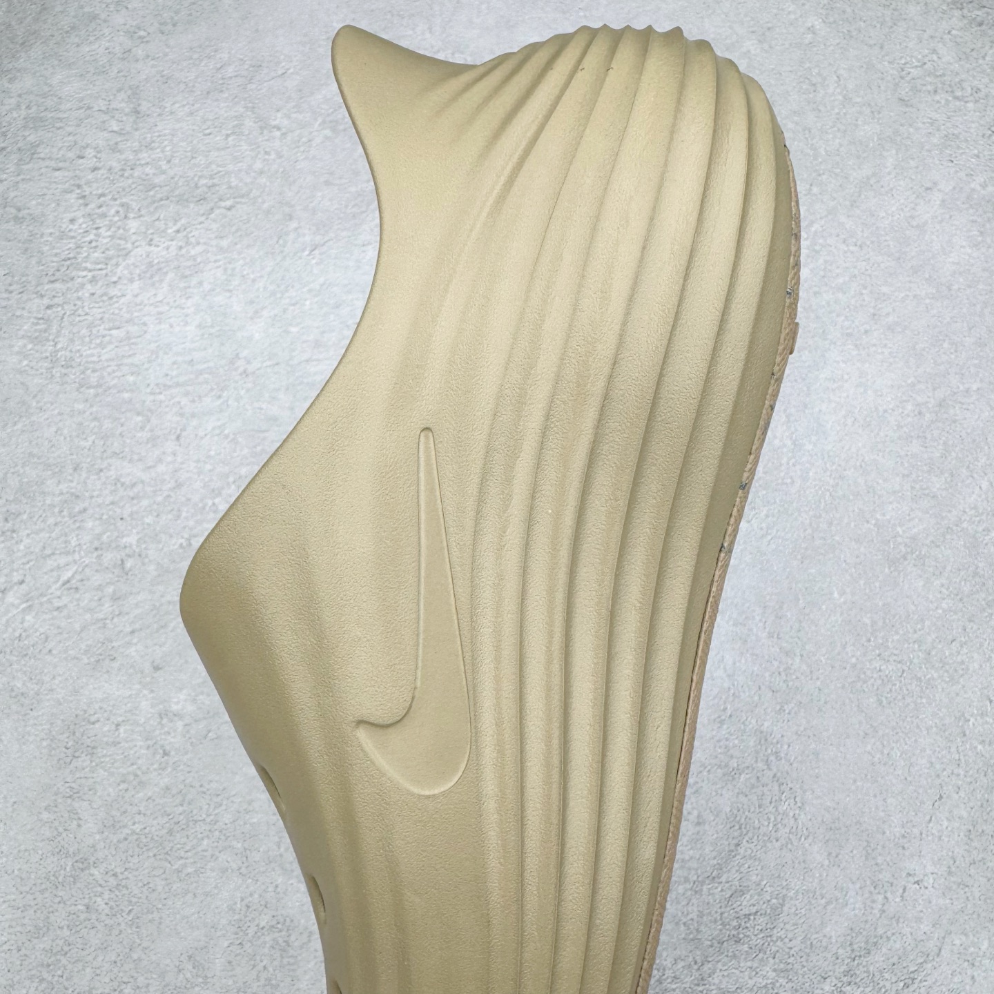 图片[7]-＃DC纯原 NK ReactX Rejuven8 简约舒适百搭洞洞鞋 HV5060-002 重金购入原鞋及原档案磨具生产指令开发 唯一正确组合大底 组合侧面Logo 鞋头不过分上翘 后跟Logo 凹凸明显 轮廓分明 LOGO内侧钢印清晰工整 原厂磨具全鞋无多余毛边 同源公司EVA粒子环保塑料 原厂指令配方 无任何异味 弹性卡色均保持原鞋一致 匠心打造 鞋口弧度大小 鞋面色泽质感同步原鞋 LOGO内侧钢印清晰工整 从名字就能看出，这款鞋搭载了React X缓震科技，保证了舒适的脚感和轻盈的穿着体验。设计上，这双鞋采用了近几年非常流行的洞洞鞋风格，但特别之处在于加入了波浪纹路细节，让整个鞋型看起来更有立体感，视觉上也增添了几分现代感。尺码：36 36.5 37.5 38 38.5 39 40 40.5 41 42 42.5 43 44 44.5 45 46-选品中心