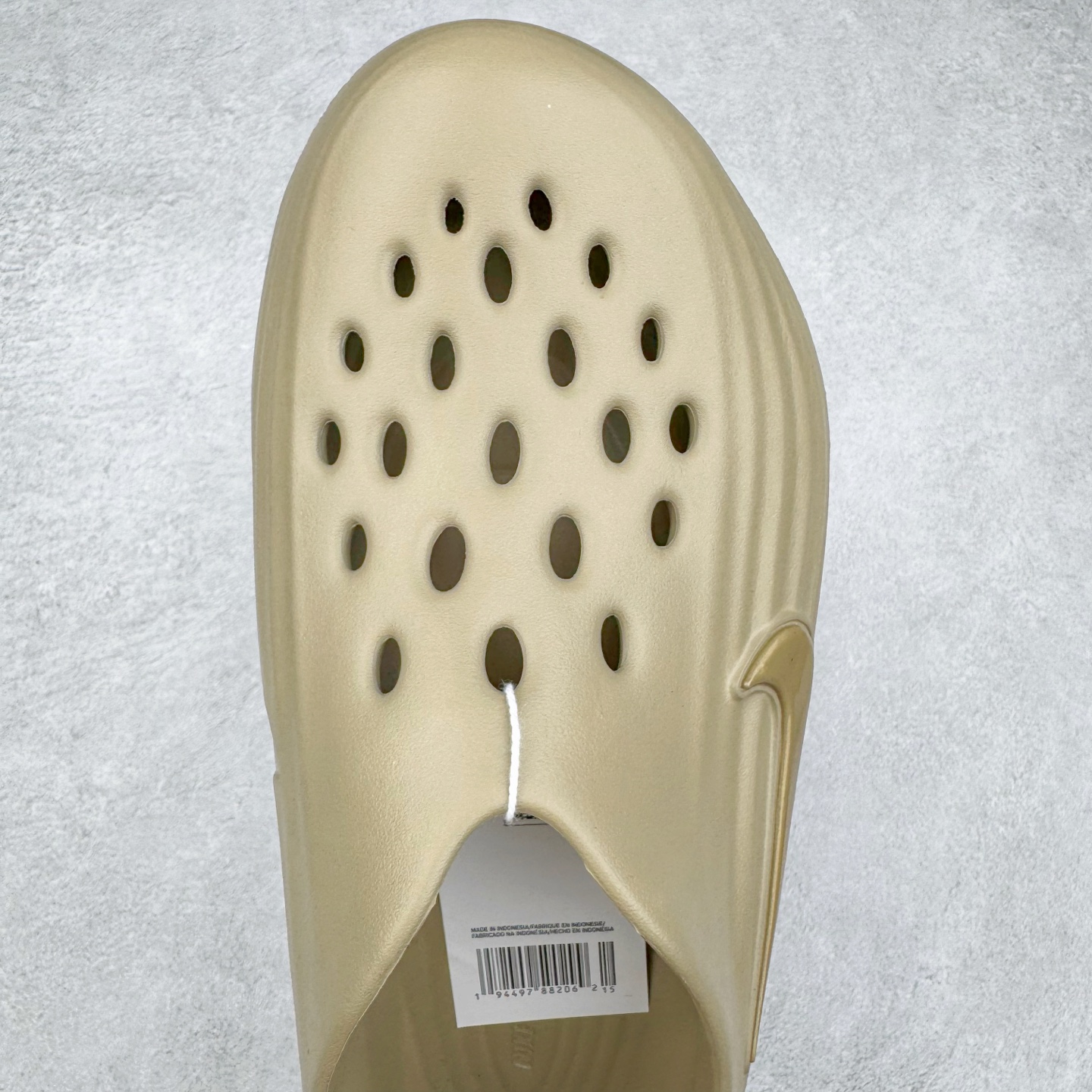 图片[4]-＃DC纯原 NK ReactX Rejuven8 简约舒适百搭洞洞鞋 HV5060-002 重金购入原鞋及原档案磨具生产指令开发 唯一正确组合大底 组合侧面Logo 鞋头不过分上翘 后跟Logo 凹凸明显 轮廓分明 LOGO内侧钢印清晰工整 原厂磨具全鞋无多余毛边 同源公司EVA粒子环保塑料 原厂指令配方 无任何异味 弹性卡色均保持原鞋一致 匠心打造 鞋口弧度大小 鞋面色泽质感同步原鞋 LOGO内侧钢印清晰工整 从名字就能看出，这款鞋搭载了React X缓震科技，保证了舒适的脚感和轻盈的穿着体验。设计上，这双鞋采用了近几年非常流行的洞洞鞋风格，但特别之处在于加入了波浪纹路细节，让整个鞋型看起来更有立体感，视觉上也增添了几分现代感。尺码：36 36.5 37.5 38 38.5 39 40 40.5 41 42 42.5 43 44 44.5 45 46-选品中心