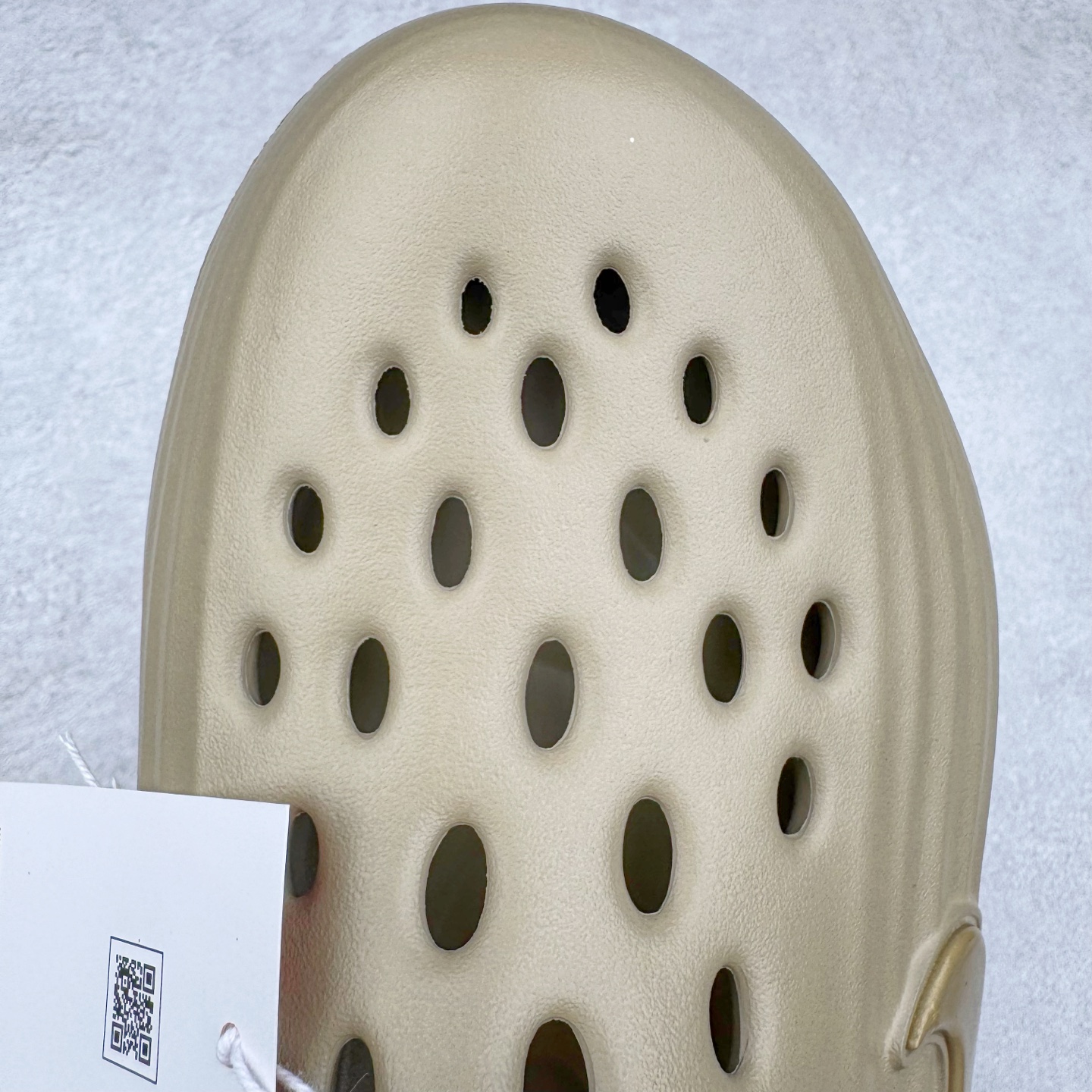 图片[11]-＃DC纯原 NK ReactX Rejuven8 简约舒适百搭洞洞鞋 HV5060-002 重金购入原鞋及原档案磨具生产指令开发 唯一正确组合大底 组合侧面Logo 鞋头不过分上翘 后跟Logo 凹凸明显 轮廓分明 LOGO内侧钢印清晰工整 原厂磨具全鞋无多余毛边 同源公司EVA粒子环保塑料 原厂指令配方 无任何异味 弹性卡色均保持原鞋一致 匠心打造 鞋口弧度大小 鞋面色泽质感同步原鞋 LOGO内侧钢印清晰工整 从名字就能看出，这款鞋搭载了React X缓震科技，保证了舒适的脚感和轻盈的穿着体验。设计上，这双鞋采用了近几年非常流行的洞洞鞋风格，但特别之处在于加入了波浪纹路细节，让整个鞋型看起来更有立体感，视觉上也增添了几分现代感。尺码：36 36.5 37.5 38 38.5 39 40 40.5 41 42 42.5 43 44 44.5 45 46-选品中心