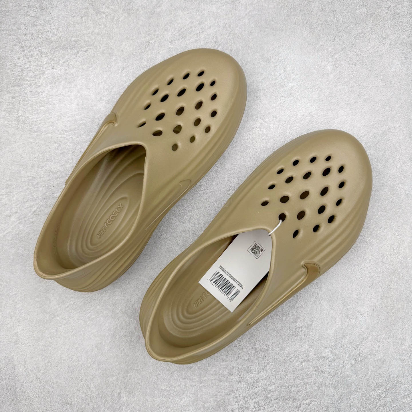 图片[3]-＃DC纯原 NK ReactX Rejuven8 简约舒适百搭洞洞鞋 HV5060-002 重金购入原鞋及原档案磨具生产指令开发 唯一正确组合大底 组合侧面Logo 鞋头不过分上翘 后跟Logo 凹凸明显 轮廓分明 LOGO内侧钢印清晰工整 原厂磨具全鞋无多余毛边 同源公司EVA粒子环保塑料 原厂指令配方 无任何异味 弹性卡色均保持原鞋一致 匠心打造 鞋口弧度大小 鞋面色泽质感同步原鞋 LOGO内侧钢印清晰工整 从名字就能看出，这款鞋搭载了React X缓震科技，保证了舒适的脚感和轻盈的穿着体验。设计上，这双鞋采用了近几年非常流行的洞洞鞋风格，但特别之处在于加入了波浪纹路细节，让整个鞋型看起来更有立体感，视觉上也增添了几分现代感。尺码：36 36.5 37.5 38 38.5 39 40 40.5 41 42 42.5 43 44 44.5 45 46-选品中心