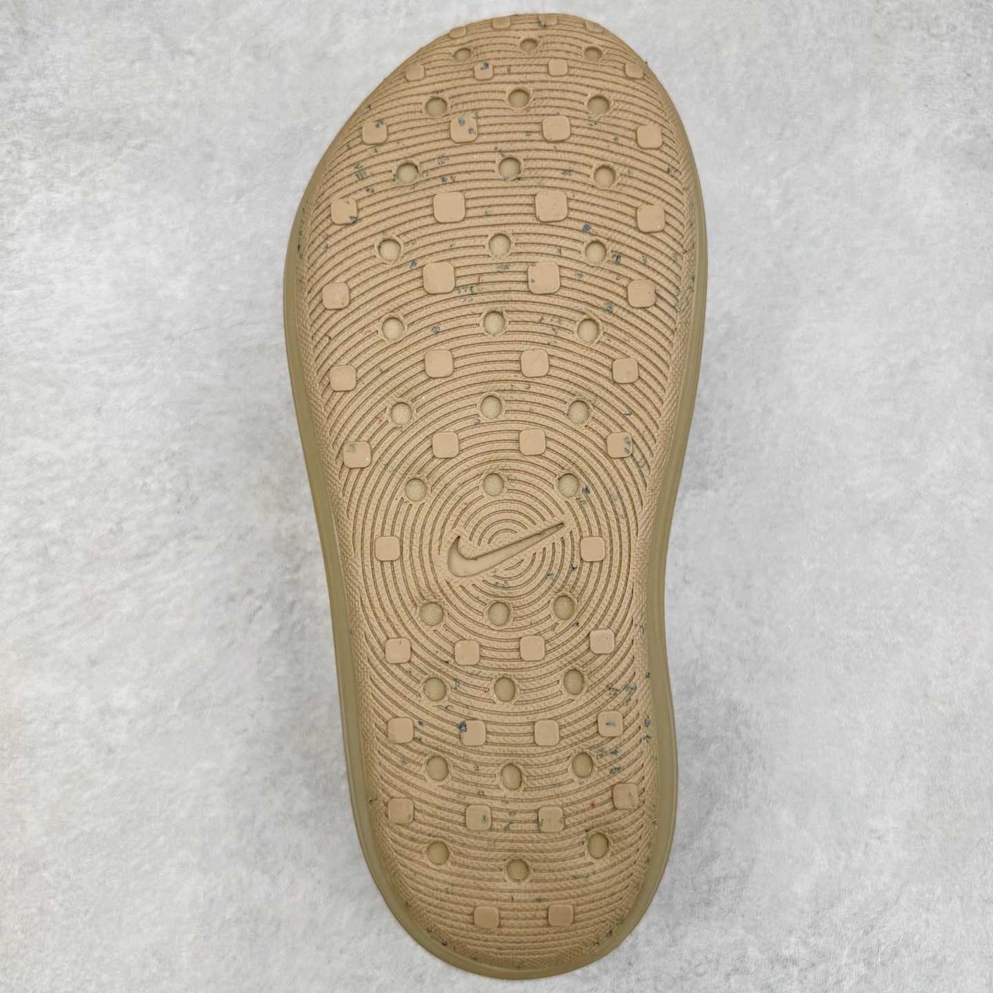 图片[9]-＃DC纯原 NK ReactX Rejuven8 简约舒适百搭洞洞鞋 HV5060-002 重金购入原鞋及原档案磨具生产指令开发 唯一正确组合大底 组合侧面Logo 鞋头不过分上翘 后跟Logo 凹凸明显 轮廓分明 LOGO内侧钢印清晰工整 原厂磨具全鞋无多余毛边 同源公司EVA粒子环保塑料 原厂指令配方 无任何异味 弹性卡色均保持原鞋一致 匠心打造 鞋口弧度大小 鞋面色泽质感同步原鞋 LOGO内侧钢印清晰工整 从名字就能看出，这款鞋搭载了React X缓震科技，保证了舒适的脚感和轻盈的穿着体验。设计上，这双鞋采用了近几年非常流行的洞洞鞋风格，但特别之处在于加入了波浪纹路细节，让整个鞋型看起来更有立体感，视觉上也增添了几分现代感。尺码：36 36.5 37.5 38 38.5 39 40 40.5 41 42 42.5 43 44 44.5 45 46-选品中心