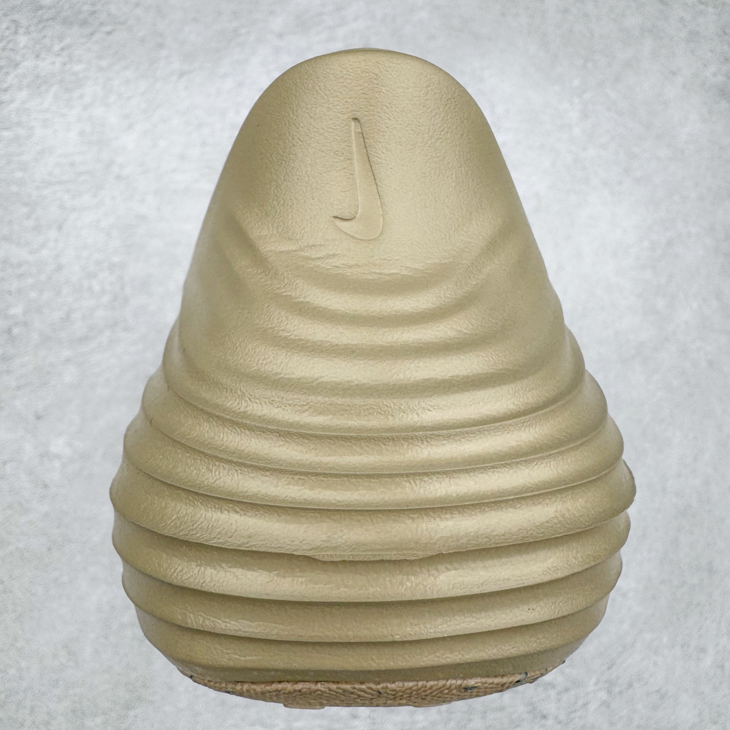 图片[8]-＃DC纯原 NK ReactX Rejuven8 简约舒适百搭洞洞鞋 HV5060-002 重金购入原鞋及原档案磨具生产指令开发 唯一正确组合大底 组合侧面Logo 鞋头不过分上翘 后跟Logo 凹凸明显 轮廓分明 LOGO内侧钢印清晰工整 原厂磨具全鞋无多余毛边 同源公司EVA粒子环保塑料 原厂指令配方 无任何异味 弹性卡色均保持原鞋一致 匠心打造 鞋口弧度大小 鞋面色泽质感同步原鞋 LOGO内侧钢印清晰工整 从名字就能看出，这款鞋搭载了React X缓震科技，保证了舒适的脚感和轻盈的穿着体验。设计上，这双鞋采用了近几年非常流行的洞洞鞋风格，但特别之处在于加入了波浪纹路细节，让整个鞋型看起来更有立体感，视觉上也增添了几分现代感。尺码：36 36.5 37.5 38 38.5 39 40 40.5 41 42 42.5 43 44 44.5 45 46-选品中心