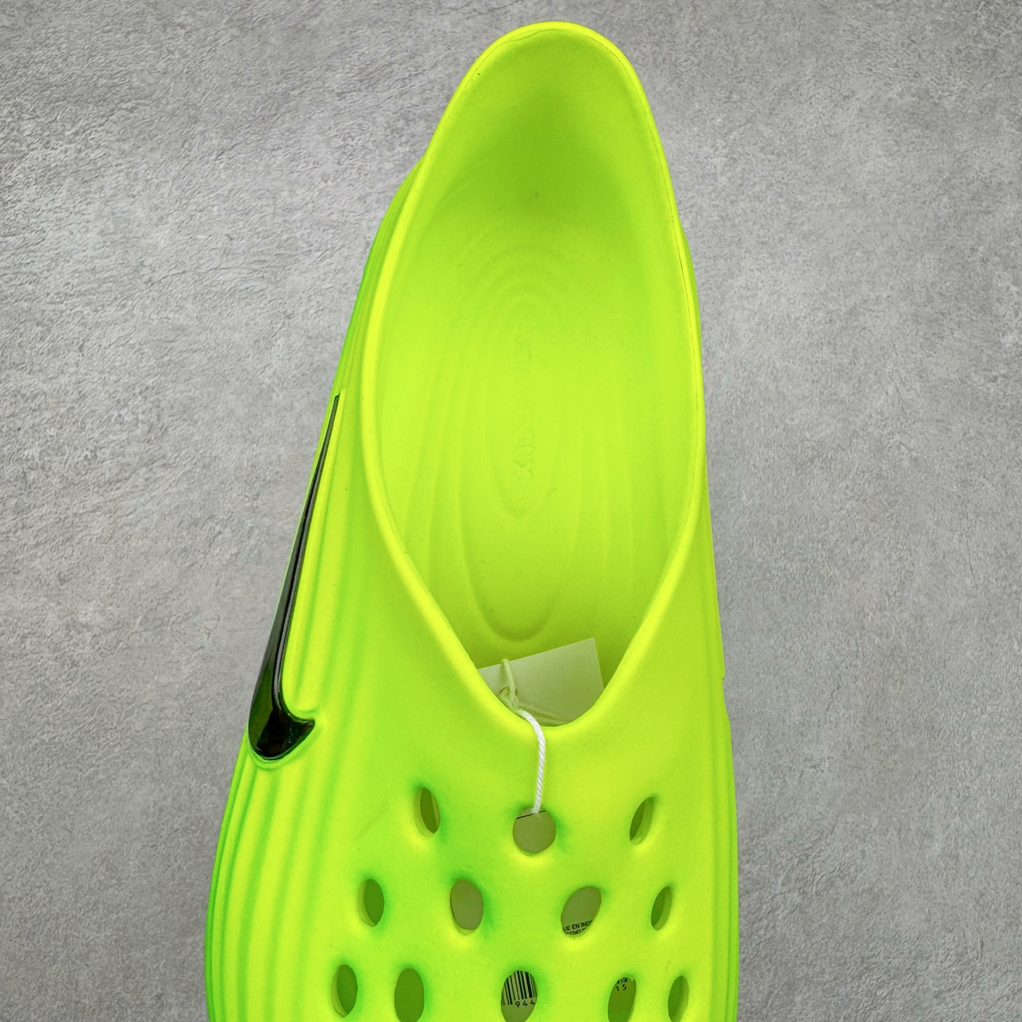 图片[5]-＃DC纯原 NK ReactX Rejuven8 简约舒适百搭洞洞鞋 HV5060-300 重金购入原鞋及原档案磨具生产指令开发 唯一正确组合大底 组合侧面Logo 鞋头不过分上翘 后跟Logo 凹凸明显 轮廓分明 LOGO内侧钢印清晰工整 原厂磨具全鞋无多余毛边 同源公司EVA粒子环保塑料 原厂指令配方 无任何异味 弹性卡色均保持原鞋一致 匠心打造 鞋口弧度大小 鞋面色泽质感同步原鞋 LOGO内侧钢印清晰工整 从名字就能看出，这款鞋搭载了React X缓震科技，保证了舒适的脚感和轻盈的穿着体验。设计上，这双鞋采用了近几年非常流行的洞洞鞋风格，但特别之处在于加入了波浪纹路细节，让整个鞋型看起来更有立体感，视觉上也增添了几分现代感。尺码：36 36.5 37.5 38 38.5 39 40 40.5 41 42 42.5 43 44 44.5 45 46-选品中心